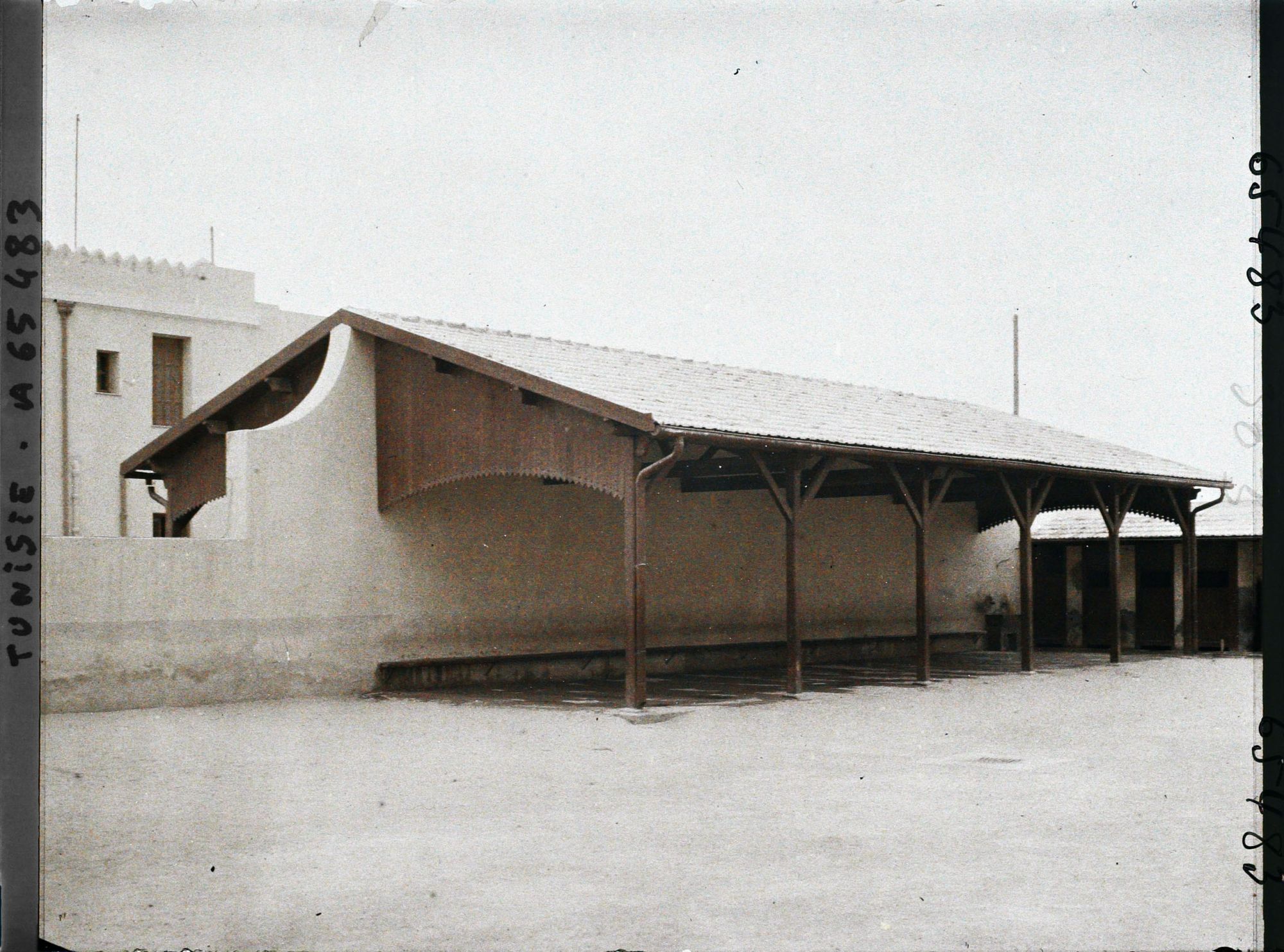 Image représentant La cour de l'école de filles du quartier de Picville