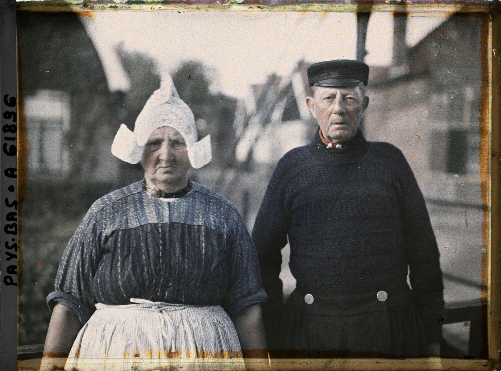 Image représentant Un pêcheur et son épouse portant le costume traditionnel