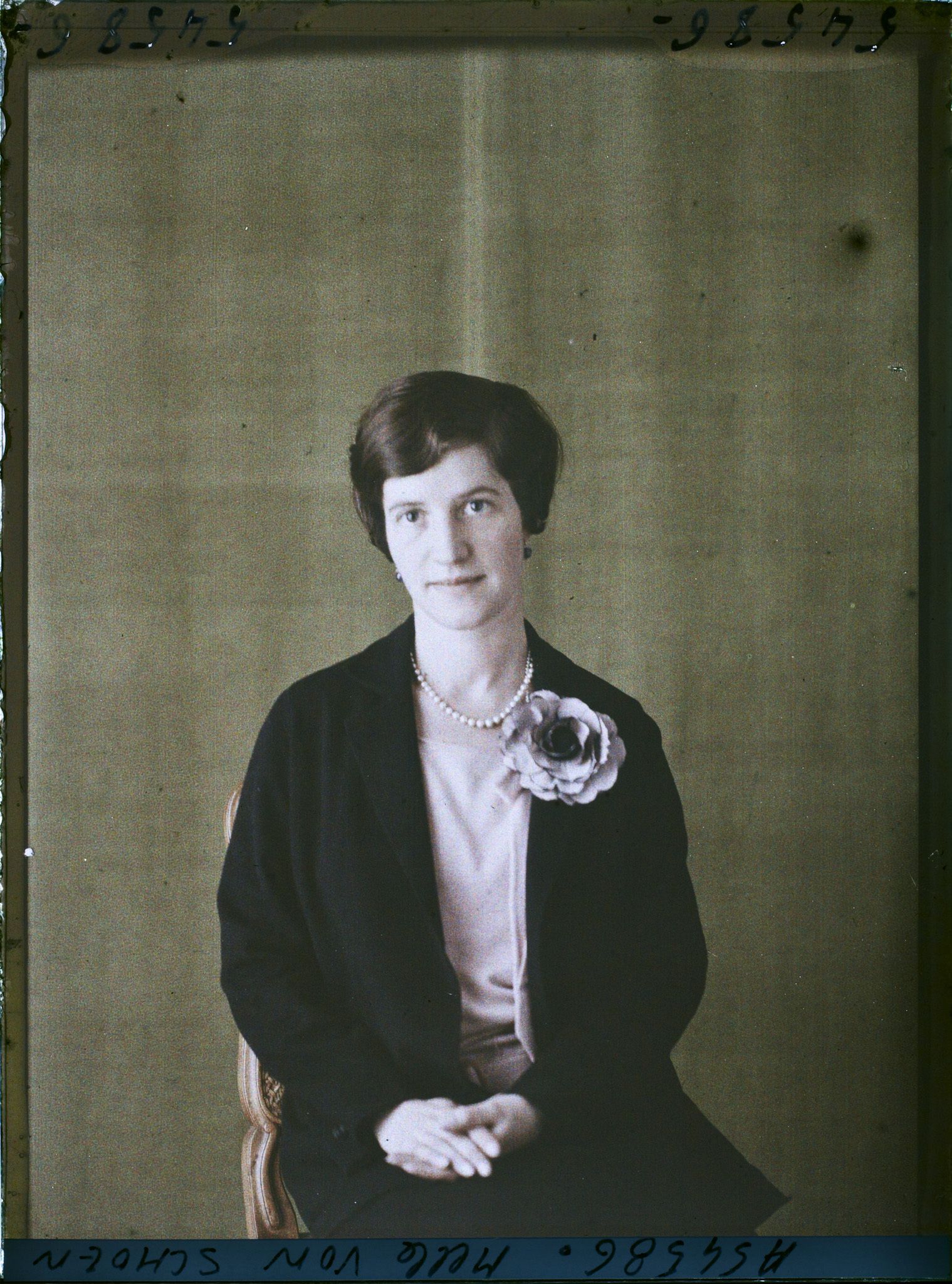 Image représentant https://musee-albert-kahn.s-museum.fr/home/NWQ2OTAwYzNmYjZlZTk1ZWQwODJmMjY4L2dlbmVyaWMtbm90aWNlLXRhYi9hdXRob3JpdHkvNjE3YTc5ZjVjZjhiODk2OGIzMzM3ZDIx/5d6900c3fb6ee95ed082f268/generic-notice-tab/authority/617a79ebcf8b8968b3336658 Mademoiselle Marie-Yvonne von Schoen