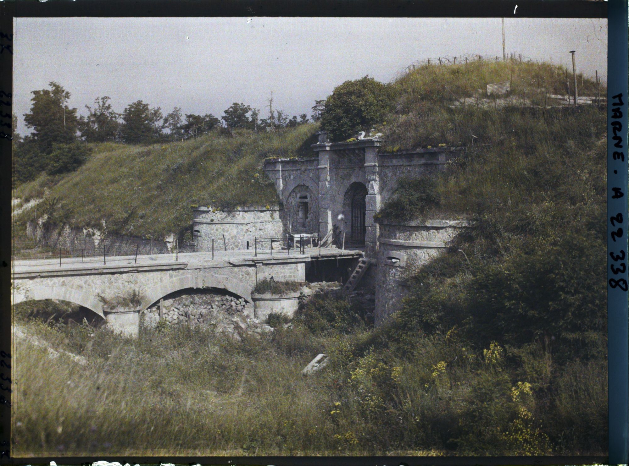 Image représentant France, L'entrée du fort et le pont