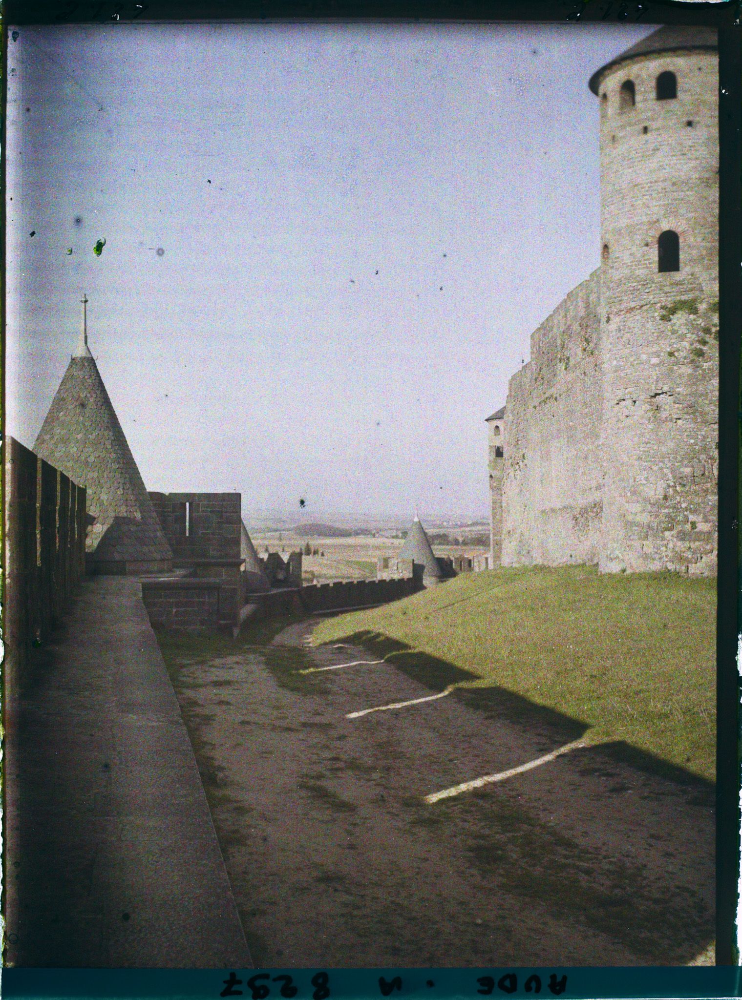 Image représentant Dans les lices basses, les  tours de la porte rouge, de la Charpentière et du moulin d'Avar