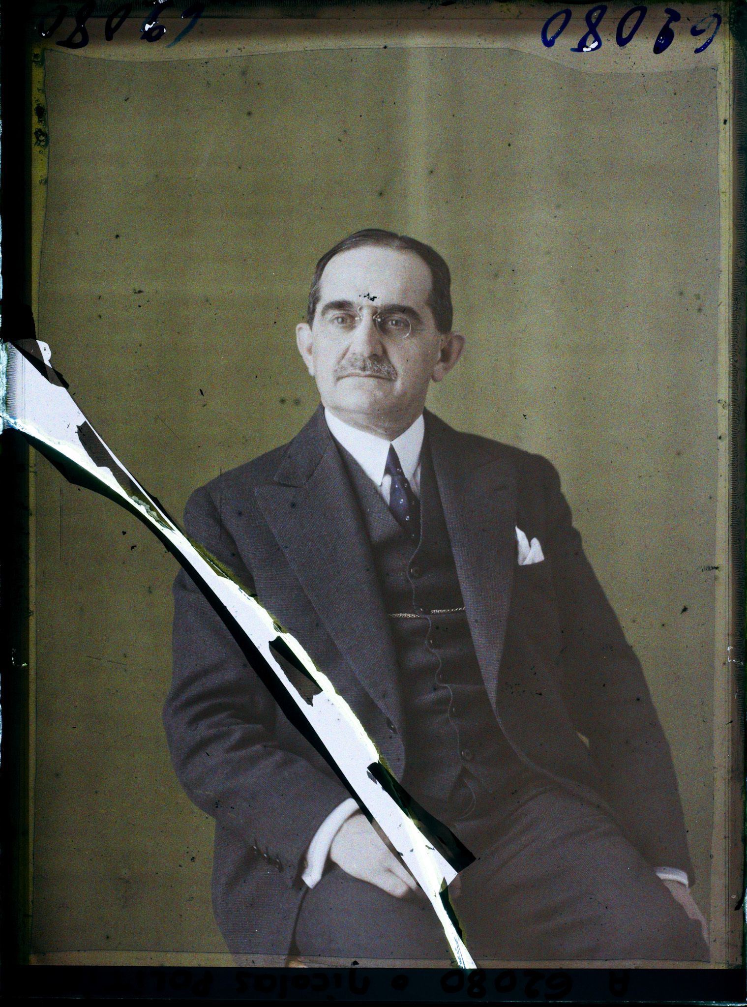 Image représentant https://musee-albert-kahn.s-museum.fr/home/NWQ2OTAwYzNmYjZlZTk1ZWQwODJmMjY4L2dlbmVyaWMtbm90aWNlLXRhYi9hdXRob3JpdHkvNjE3YTc5ZjVjZjhiODk2OGIzMzM3ZDIx/5d6900c3fb6ee95ed082f268/generic-notice-tab/authority/617a79ebcf8b8968b33375be Monsieur Nikolaos Politis
