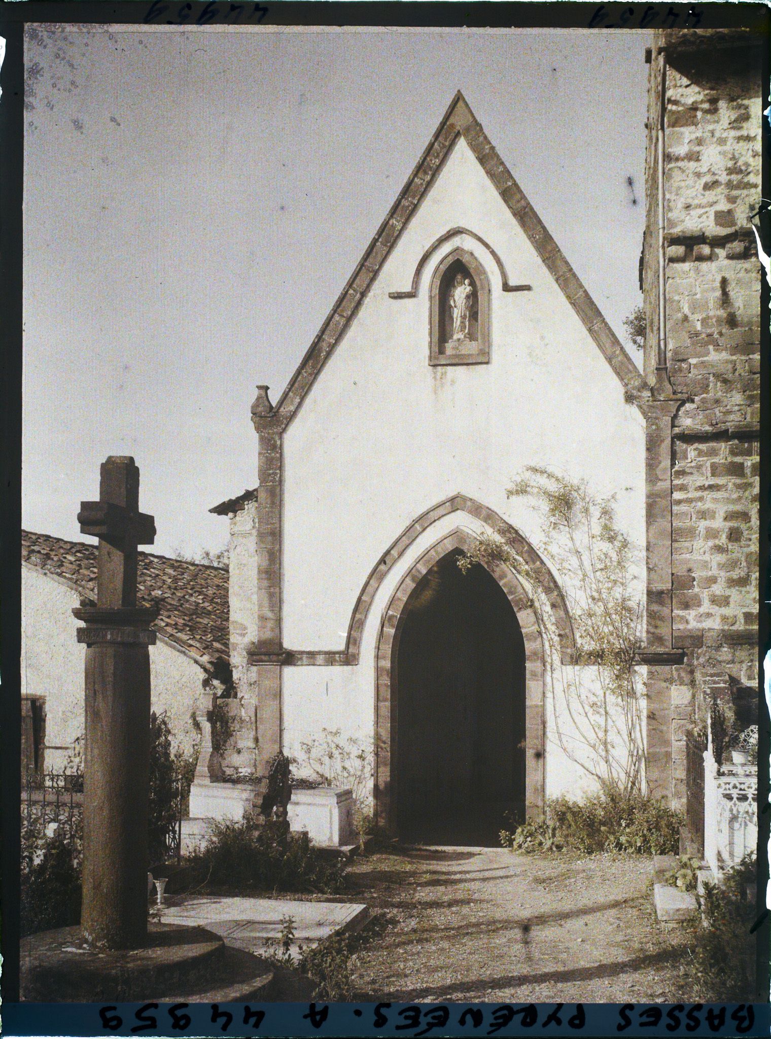 Image représentant France, Ispoure, L'entrée de l'Eglise