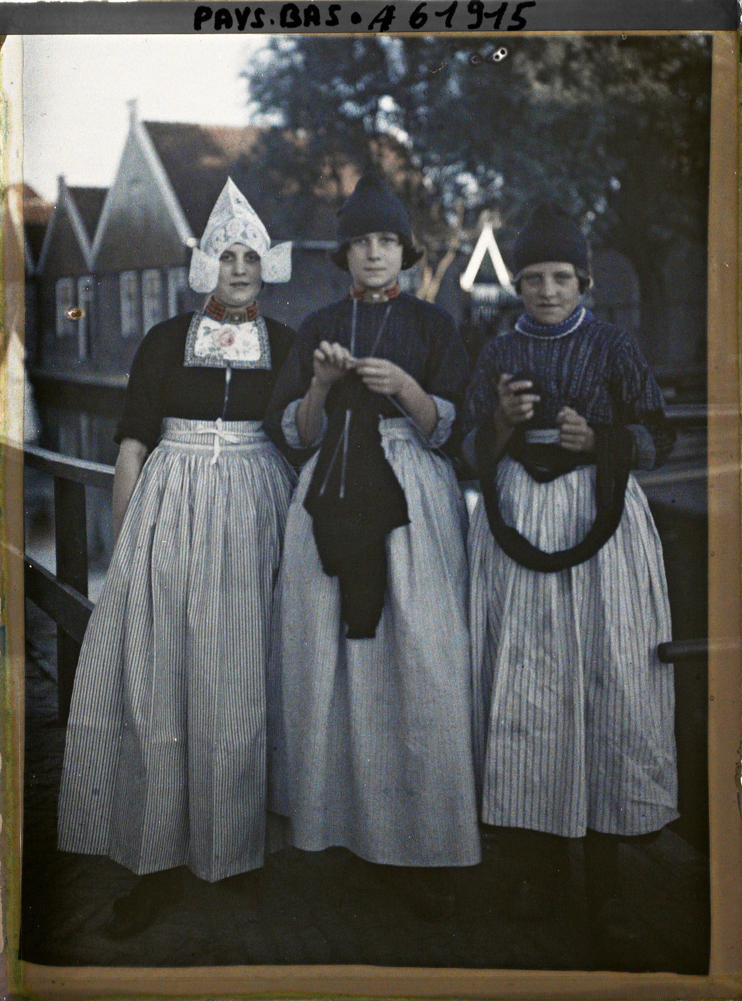 Image représentant Trois jeunes filles en costume traditionnel