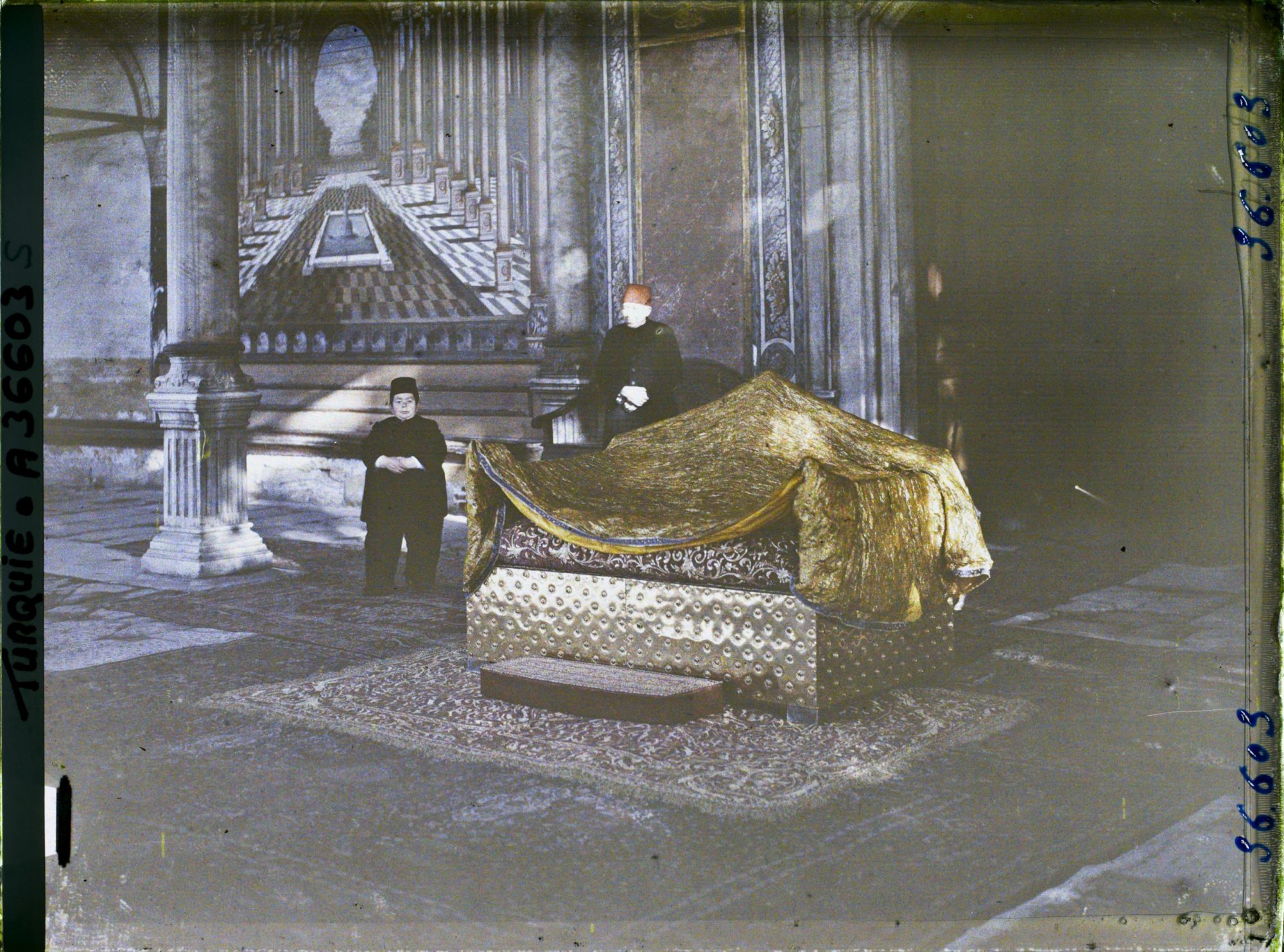 Image représentant Turquie, Constantinople , Fête de l'investiture du Calife, Palais de Top Kapou - Le Chef des Eunuques blancs et le trône du Sultan Selim 1er