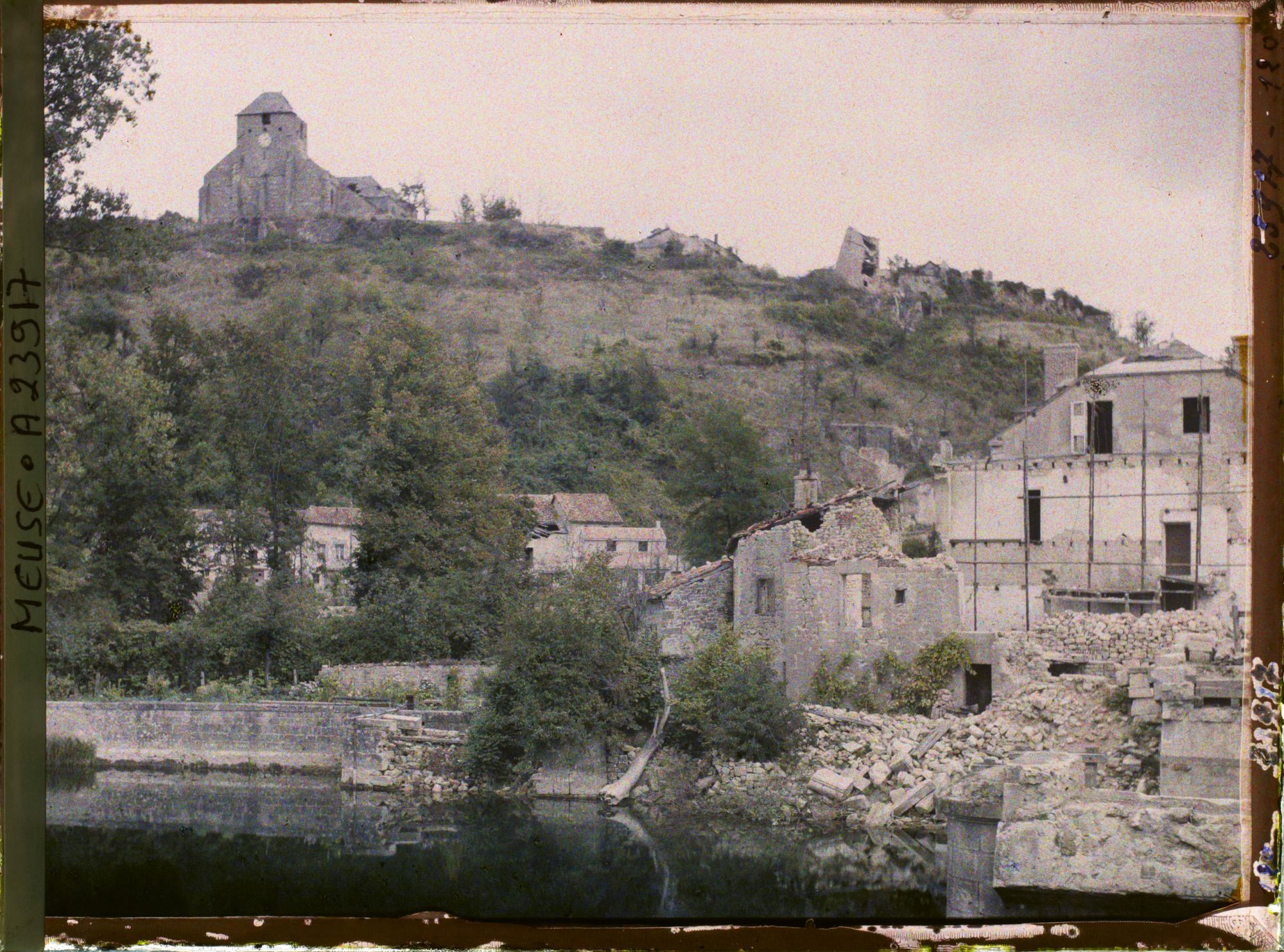 Image représentant France, Dun s/Meuse, Les bords de la Meuse et l'Eglise