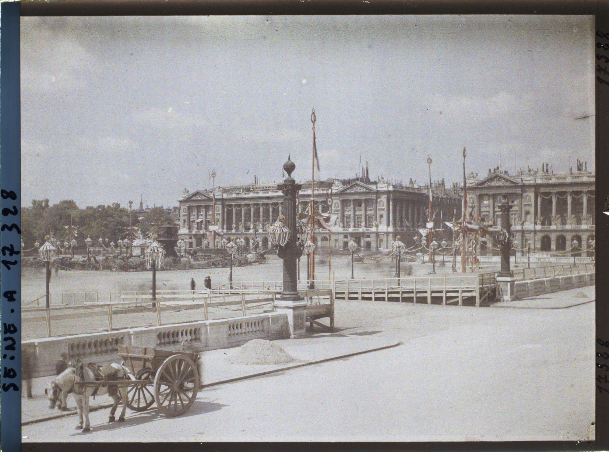 Image représentant La place de la Concorde décorée pour les fêtes de la Victoire des 13 et 14 juillet