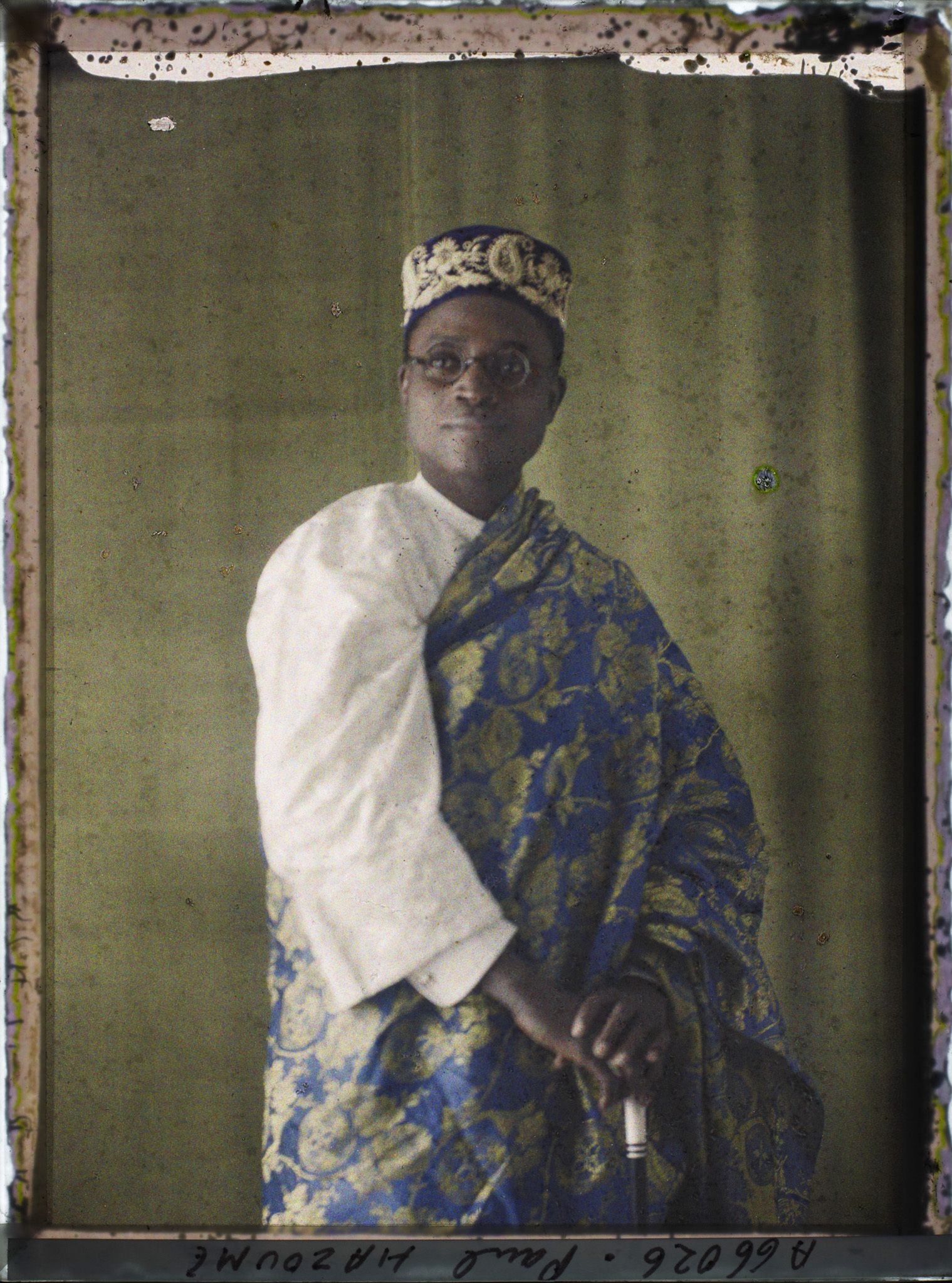 Image représentant Monsieur  https://musee-albert-kahn.s-museum.fr/home/NWQ2OTAwYzNmYjZlZTk1ZWQwODJmMjY4L2dlbmVyaWMtbm90aWNlLXRhYi9hdXRob3JpdHkvNjE3YTc5ZjVjZjhiODk2OGIzMzM3ZDIx/5d6900c3fb6ee95ed082f268/generic-notice-tab/authority/617a79ebcf8b8968b3336ee3 Paul Hazoumé