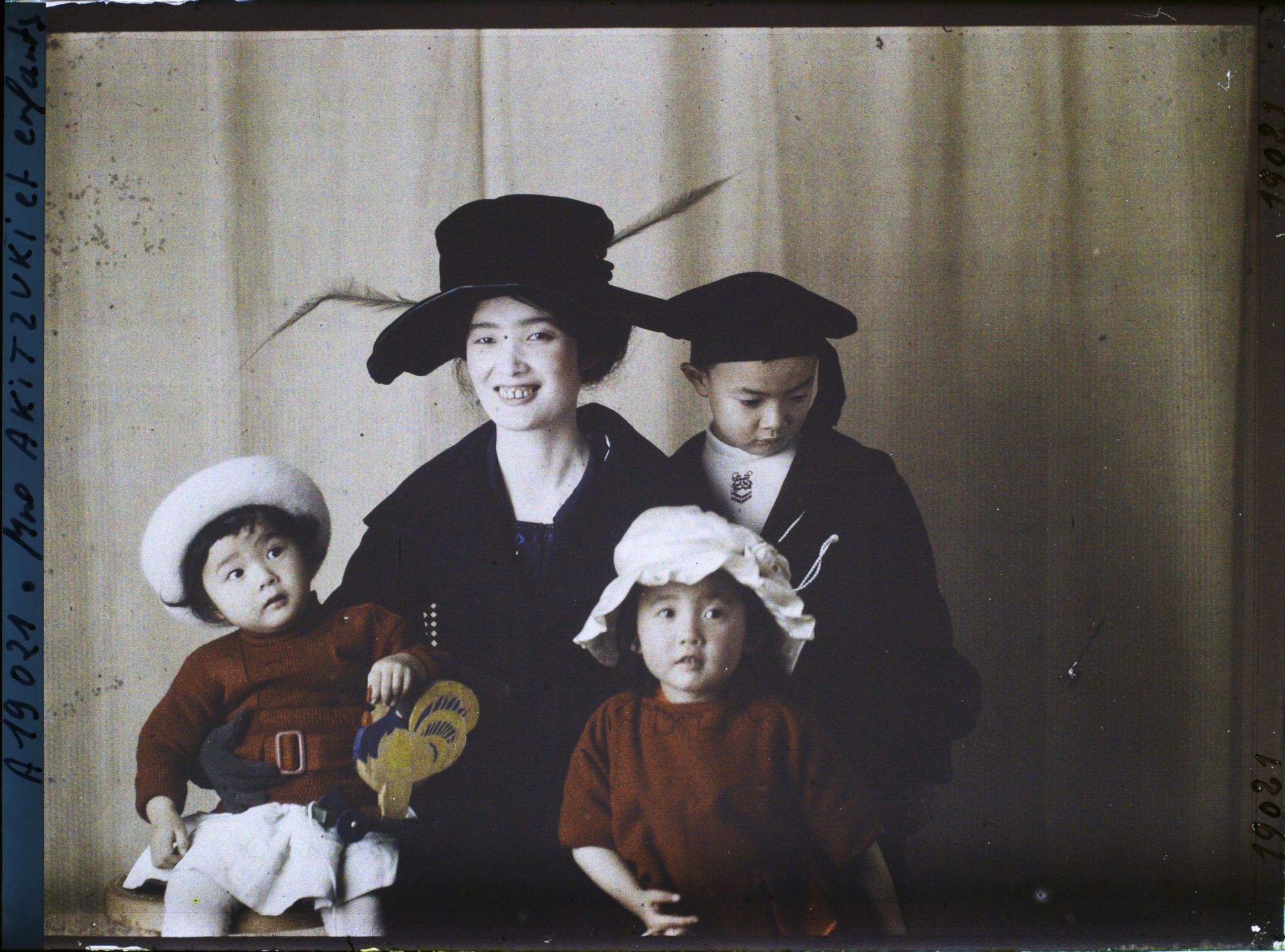 Image représentant https://musee-albert-kahn.s-museum.fr/home/NWQ2OTAwYzNmYjZlZTk1ZWQwODJmMjY4L2dlbmVyaWMtbm90aWNlLXRhYi9hdXRob3JpdHkvNjE3YTc5ZjVjZjhiODk2OGIzMzM3ZDIx/5d6900c3fb6ee95ed082f268/generic-notice-tab/authority/617a79ebcf8b8968b3336717 Madame Akitzuki et ses enfants