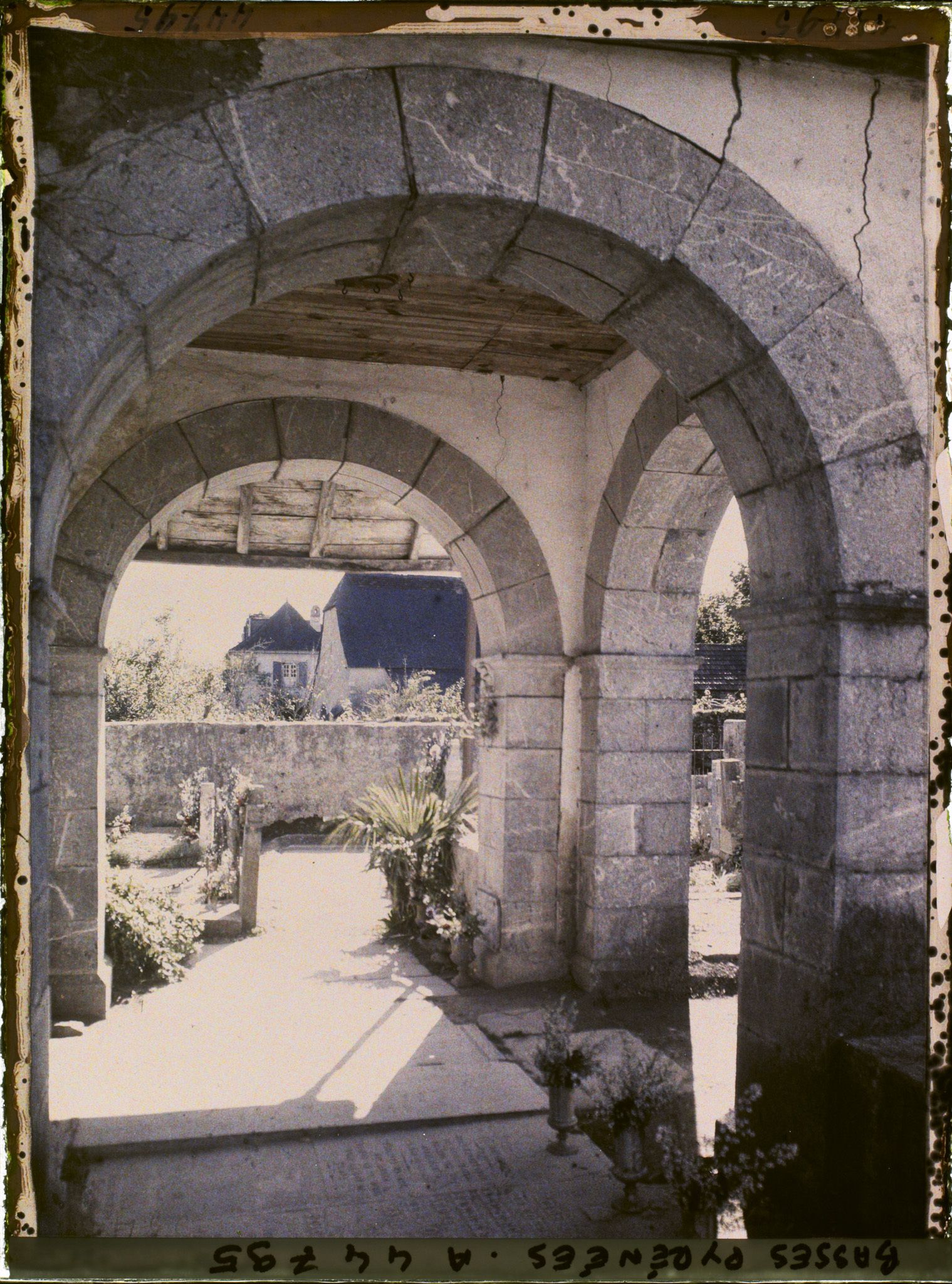 Image représentant France , Abense, Le porche de l'Eglise, dallé en pierres tumulaires, et le Cimetière