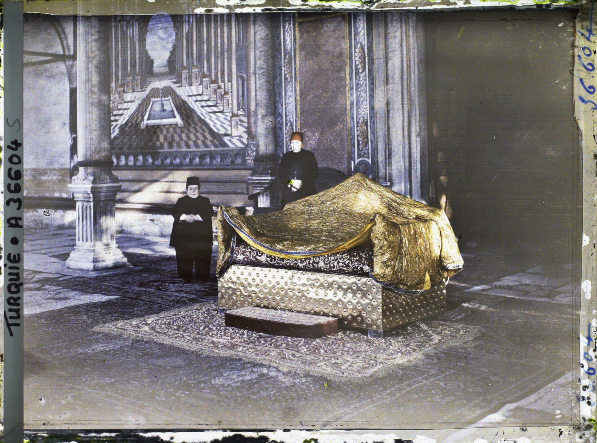 Image représentant Le Bayram Tahti ("Trône de cérémonie") installé le jour de l'investiture du Calife au Topkapi-Sarayi (" palais de la Porte-du-Canon ")