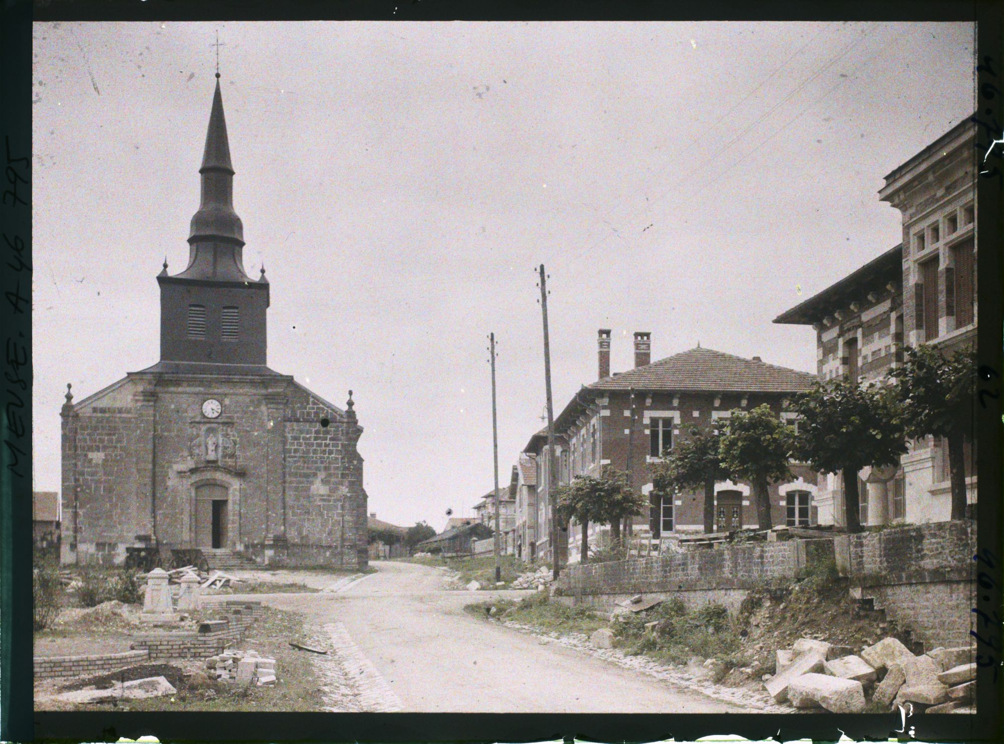 Image représentant France, Neuvilly (Meuse) (3374h), Place de la Mairie vue vers l'Eglise