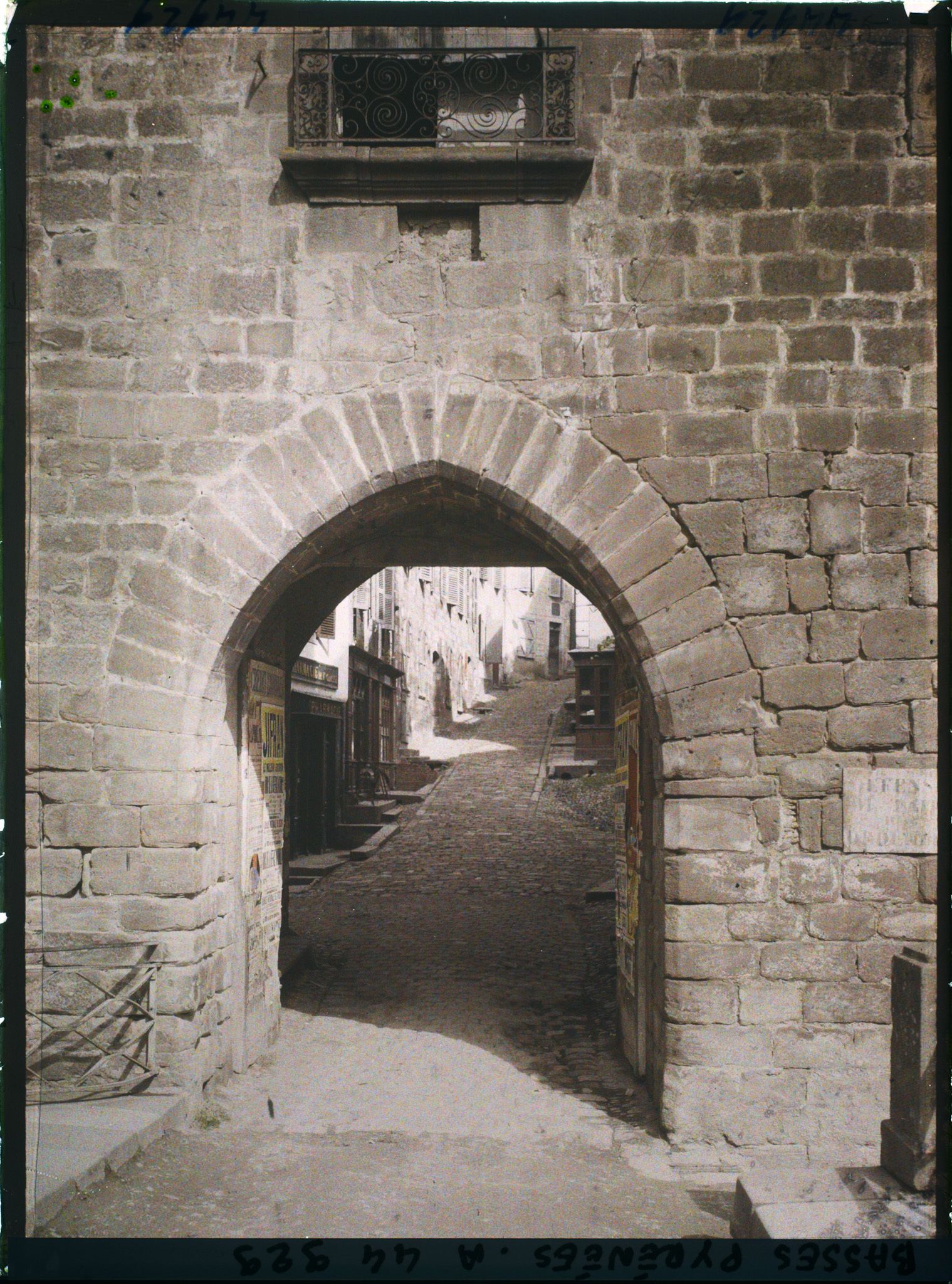 Image représentant France, St Jean Pied de Port, Vue prise à travers l'une des portes de la Ville