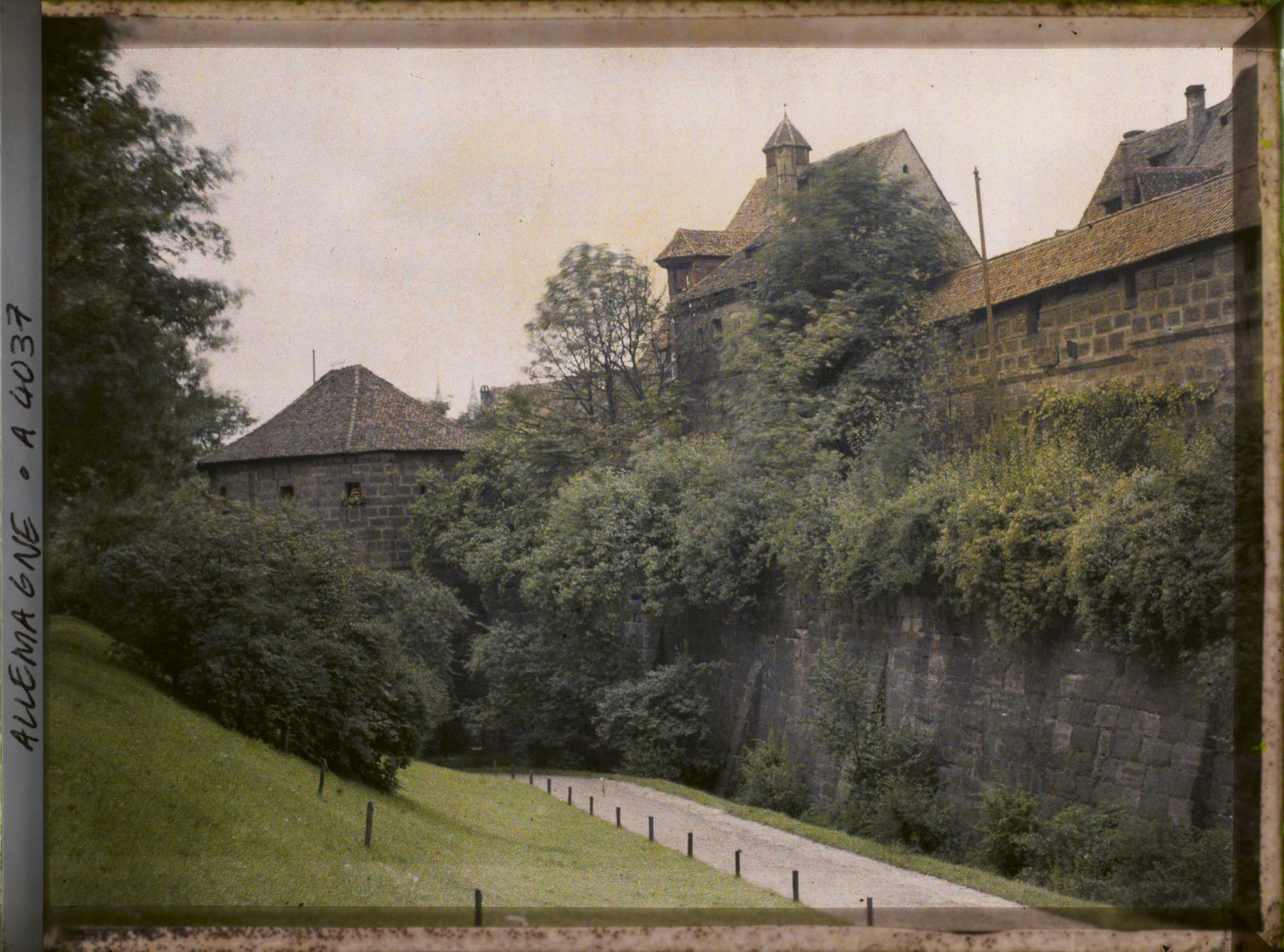 Image représentant Le mur d'enceinte du Kaiserburg, le château impérial