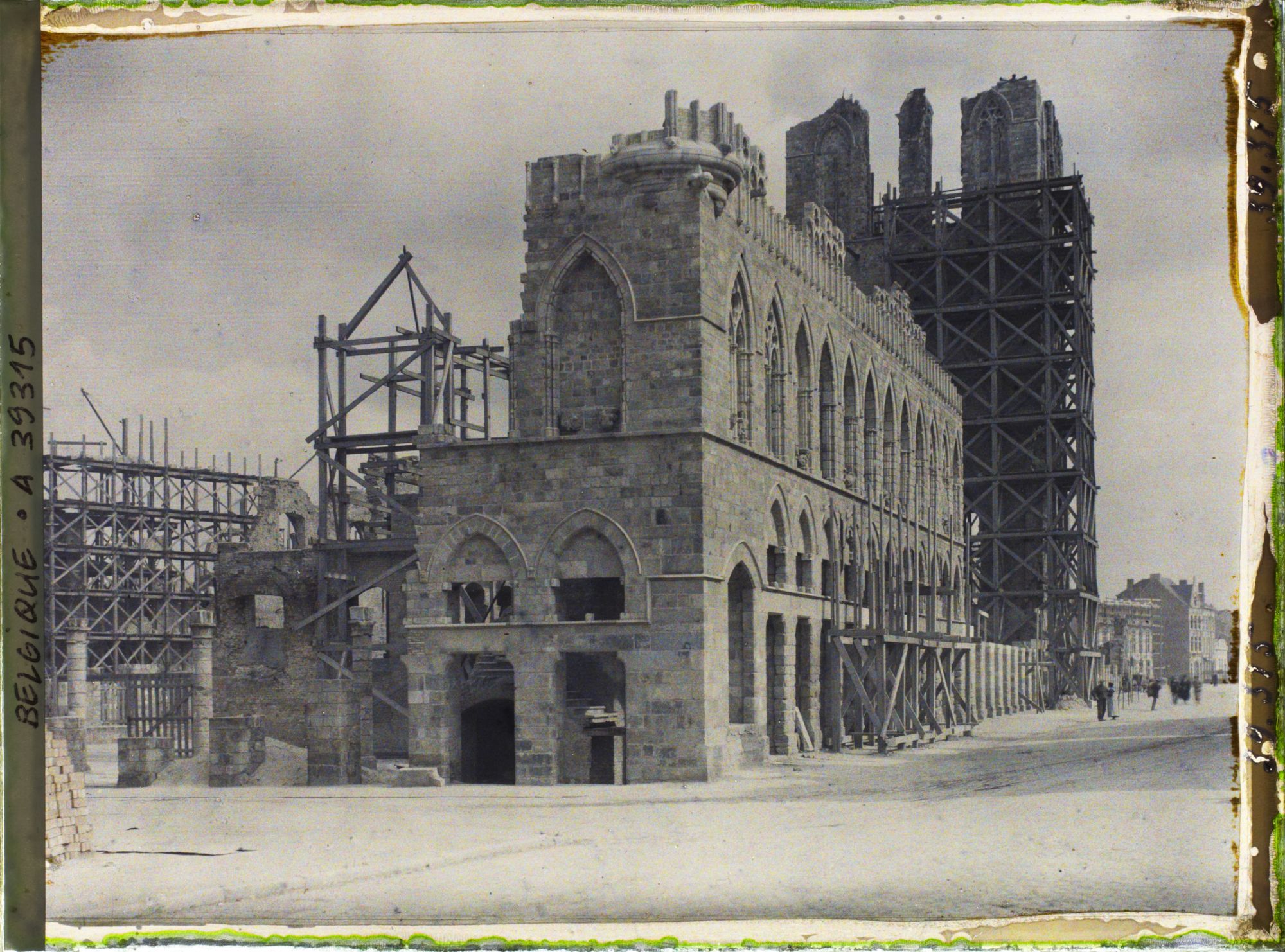 Image représentant Belgique, Ypres, Les Halles vues de la rue du Beurre