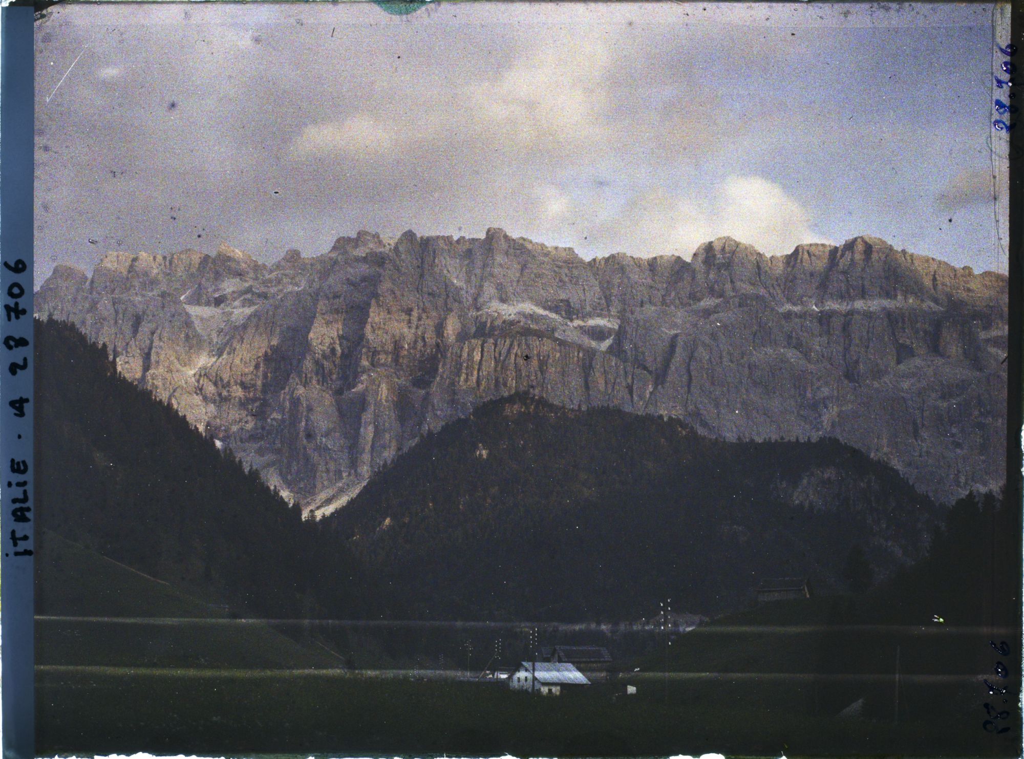 Image représentant Le hameau de Plan de Graba et le massif de la Stella (Groupo di Sella ou Sellagruppe)
