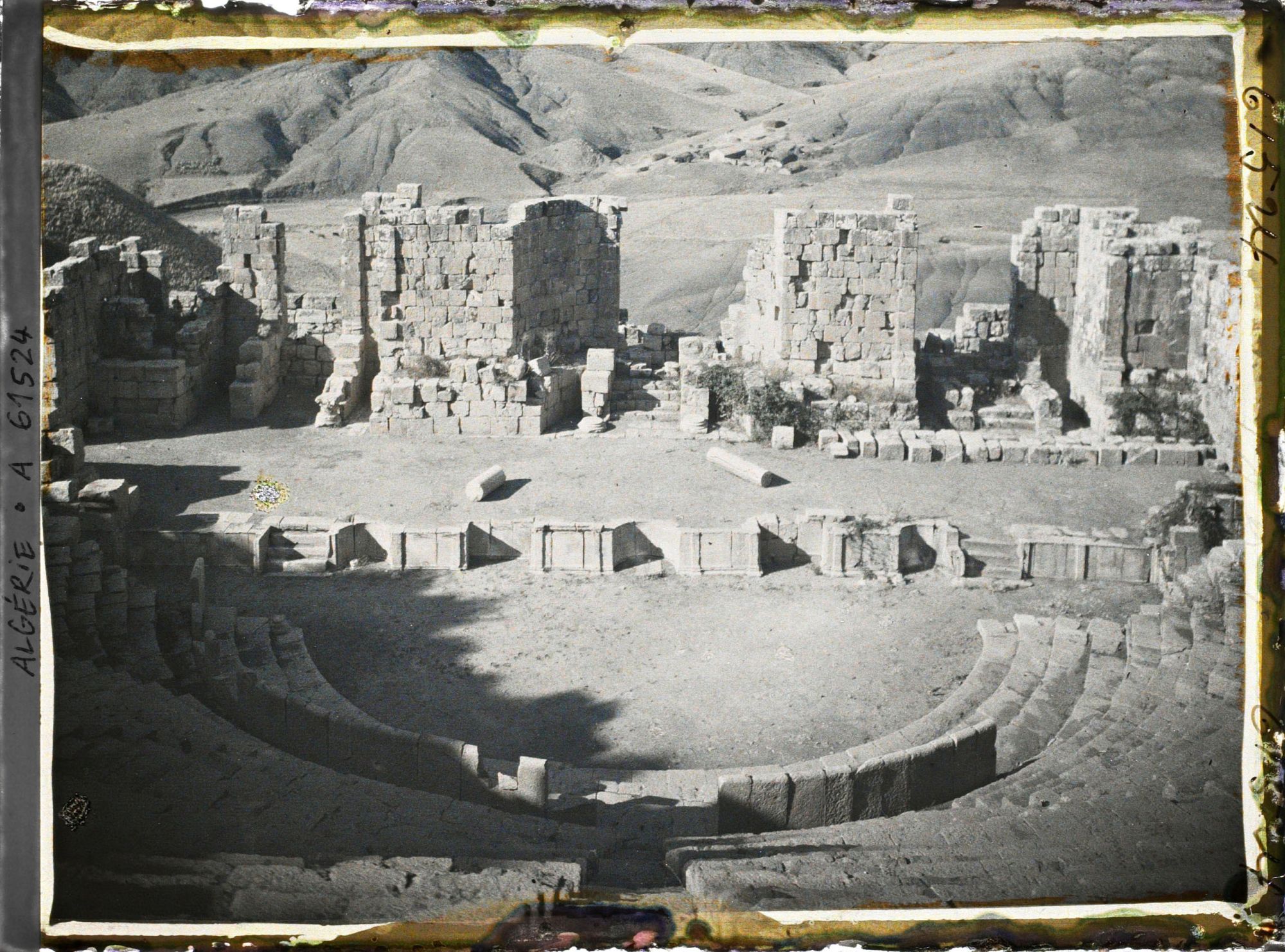 Image représentant Le Théâtre, vestiges de de la cité antique Cuicul
