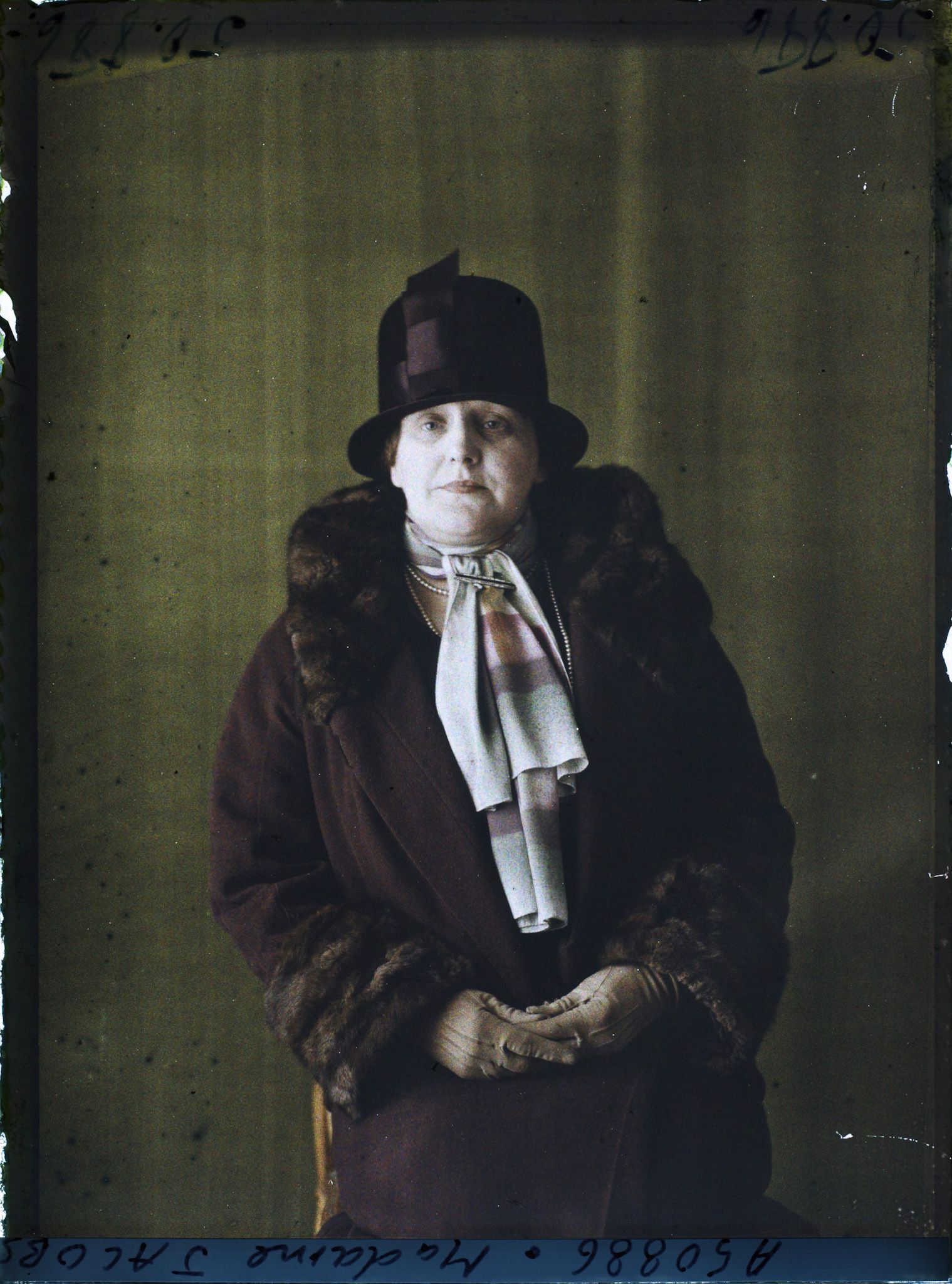 Image représentant https://musee-albert-kahn.s-museum.fr/home/NWQ2OTAwYzNmYjZlZTk1ZWQwODJmMjY4L2dlbmVyaWMtbm90aWNlLXRhYi9hdXRob3JpdHkvNjE3YTc5ZjVjZjhiODk2OGIzMzM3ZDIx/5d6900c3fb6ee95ed082f268/generic-notice-tab/authority/617a79ebcf8b8968b3336fa9 Madame Jacobs