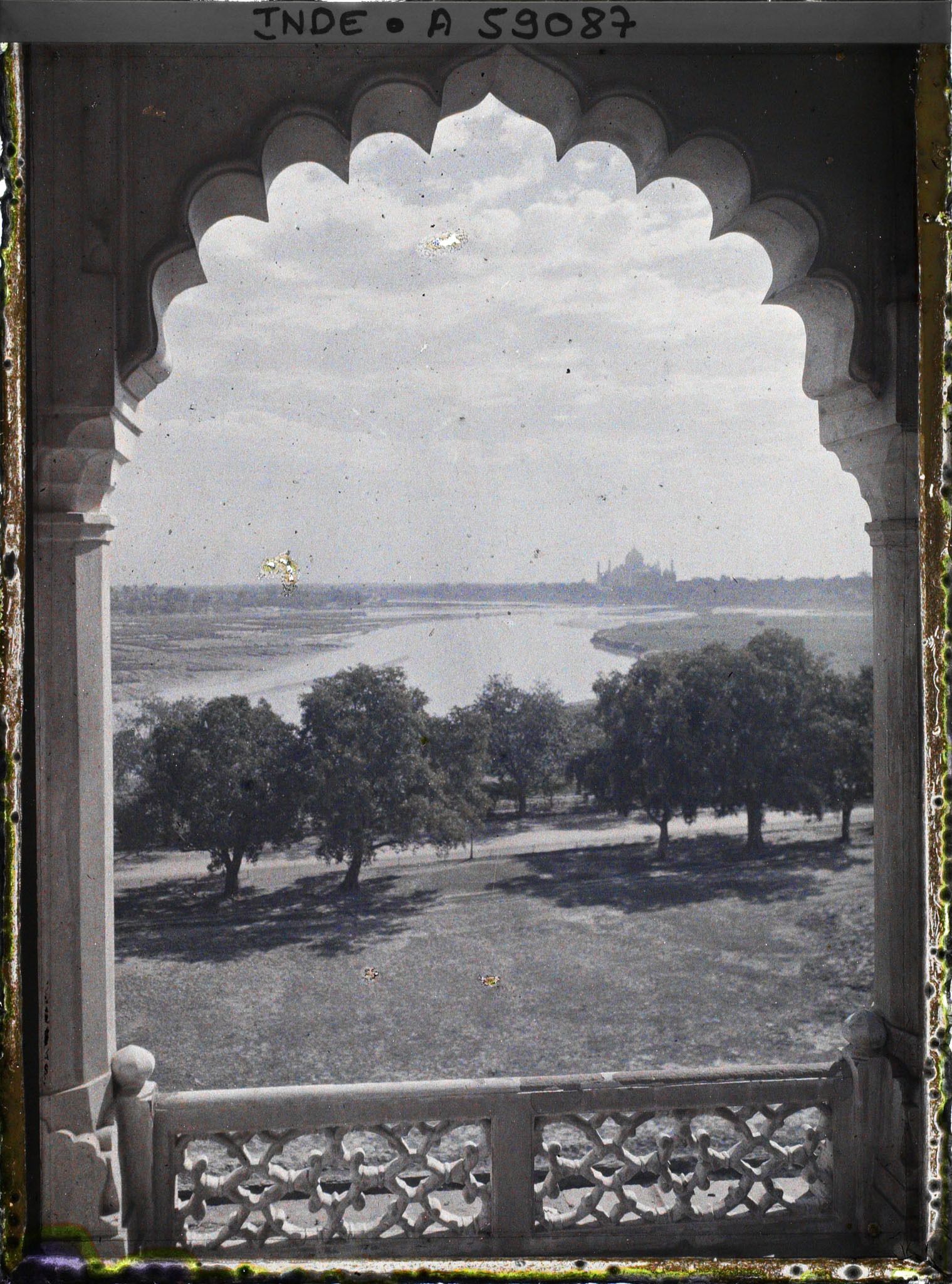 Image représentant La rivière Yamuna et la silhouette du Taj Mahal vus d'une fenêtre du fort Rouge (Lal Qila)
