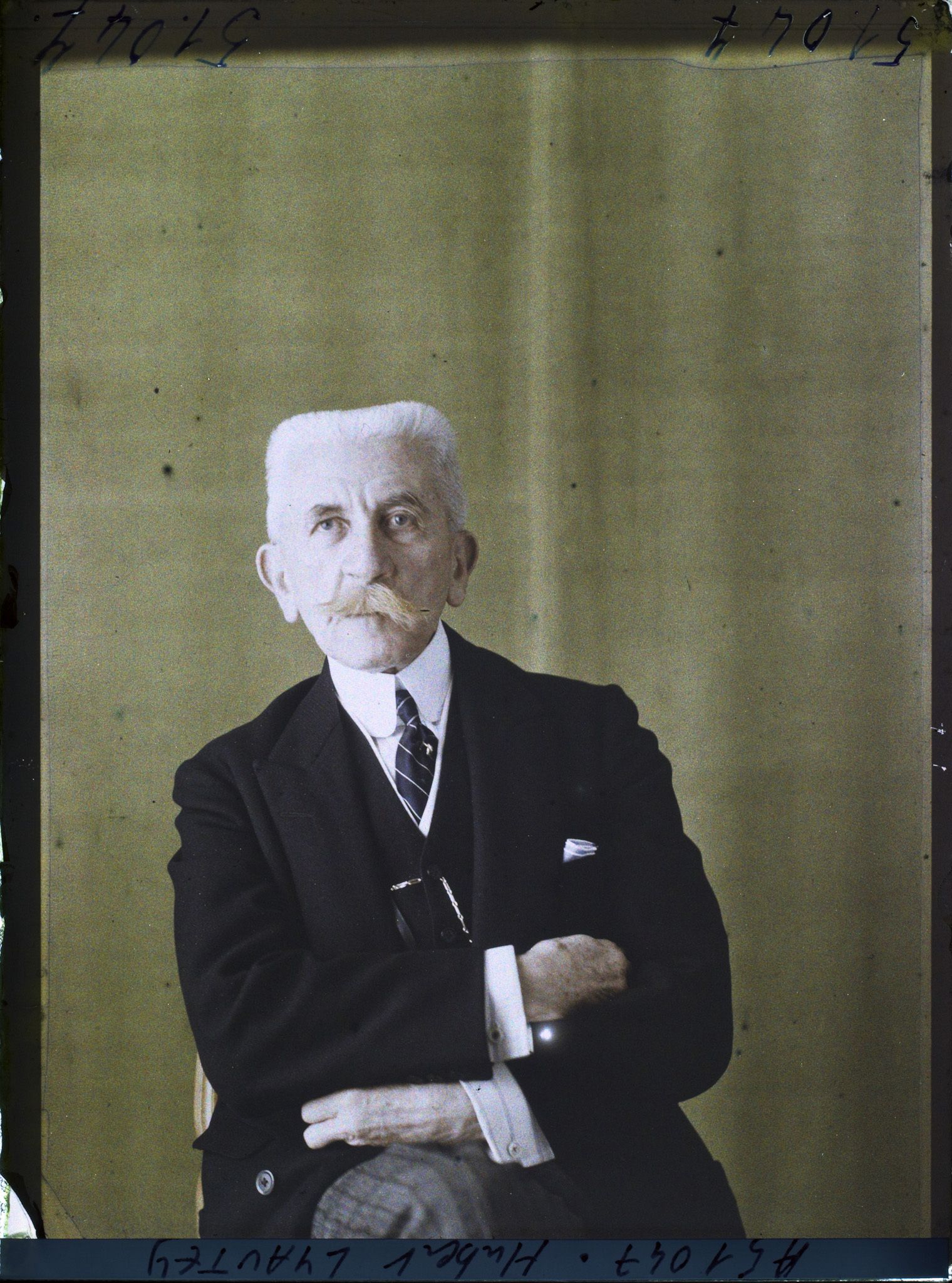 Image représentant Le maréchal  https://musee-albert-kahn.s-museum.fr/home/NWQ2OTAwYzNmYjZlZTk1ZWQwODJmMjY4L2dlbmVyaWMtbm90aWNlLXRhYi9hdXRob3JpdHkvNjE3YTc5ZjVjZjhiODk2OGIzMzM3ZDIx/5d6900c3fb6ee95ed082f268/generic-notice-tab/authority/617a79ebcf8b8968b333665d Hubert Lyautey