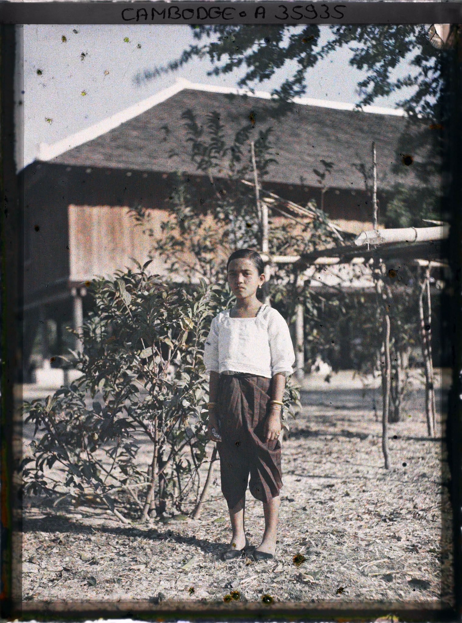 Image représentant Une fillette devant une habitation