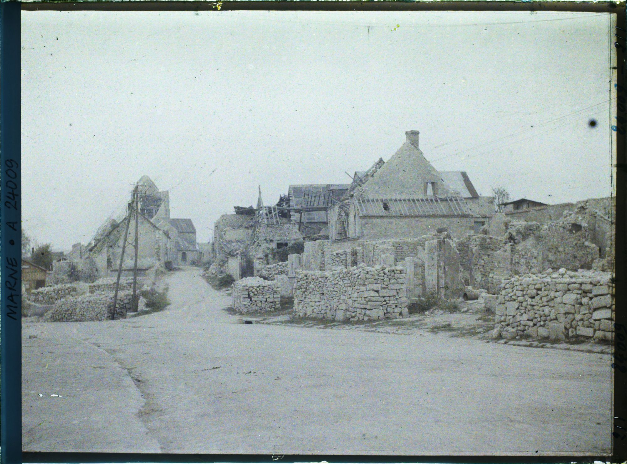 Image représentant Ville en Tardenois, Ville-en-Tardenois ; un coin du Village ; au fond, l'Eglise