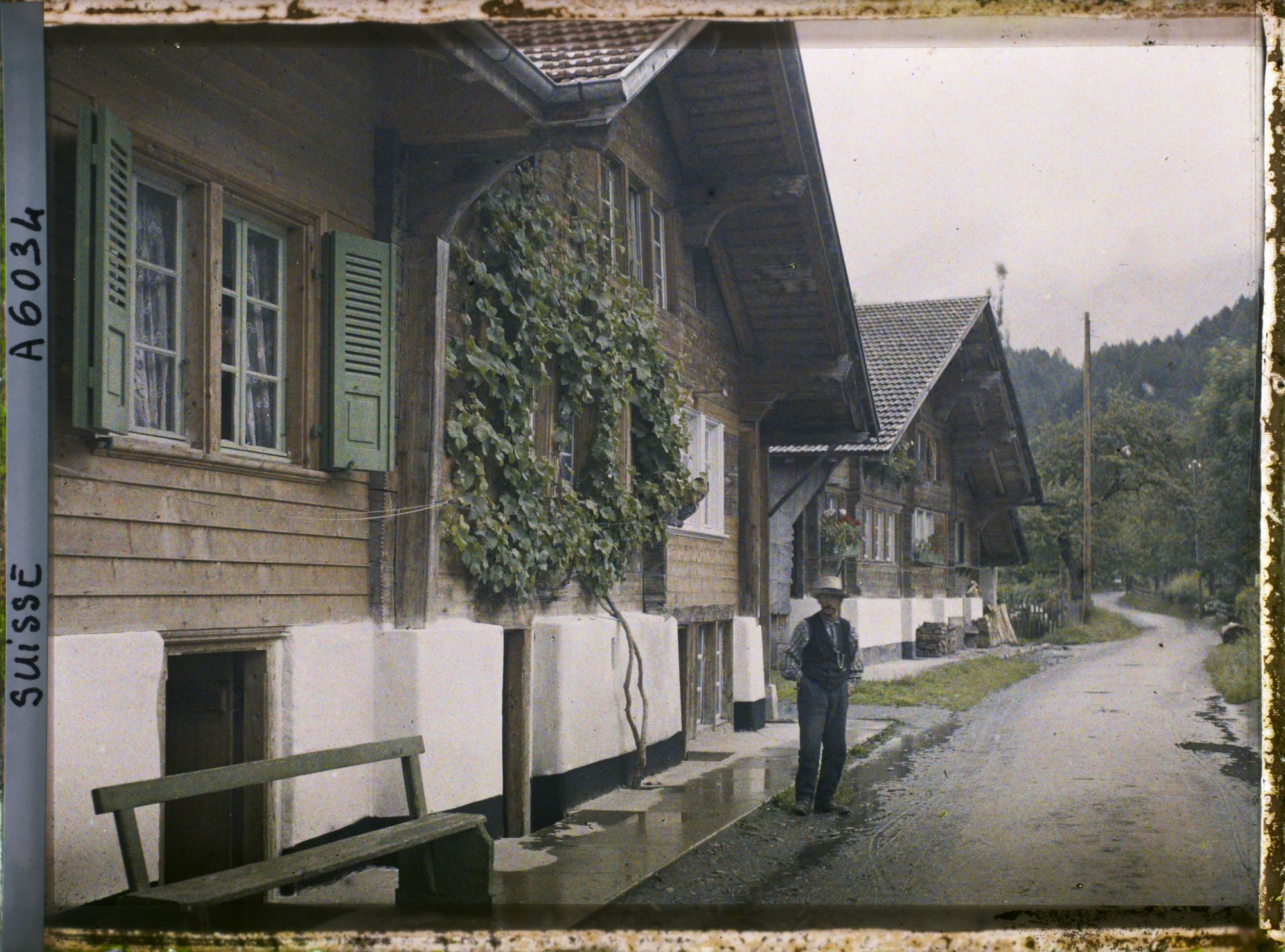Image représentant Un homme devant une maison