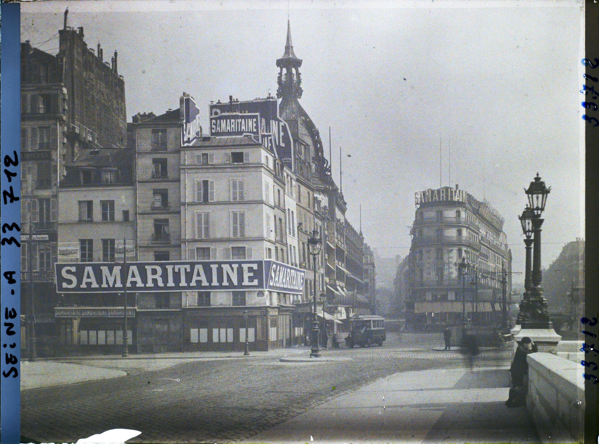 Image représentant La Samaritaine à l'angle du quai du Louvre et de la rue de la Monnaie, vue depuis le Pont-Neuf