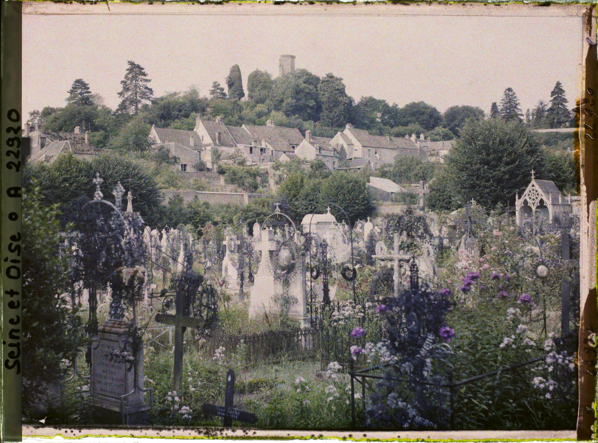 Image représentant France, Montfort l'Amaury, Montfort L'Amaury - Les ruines du Château et le Cimetière