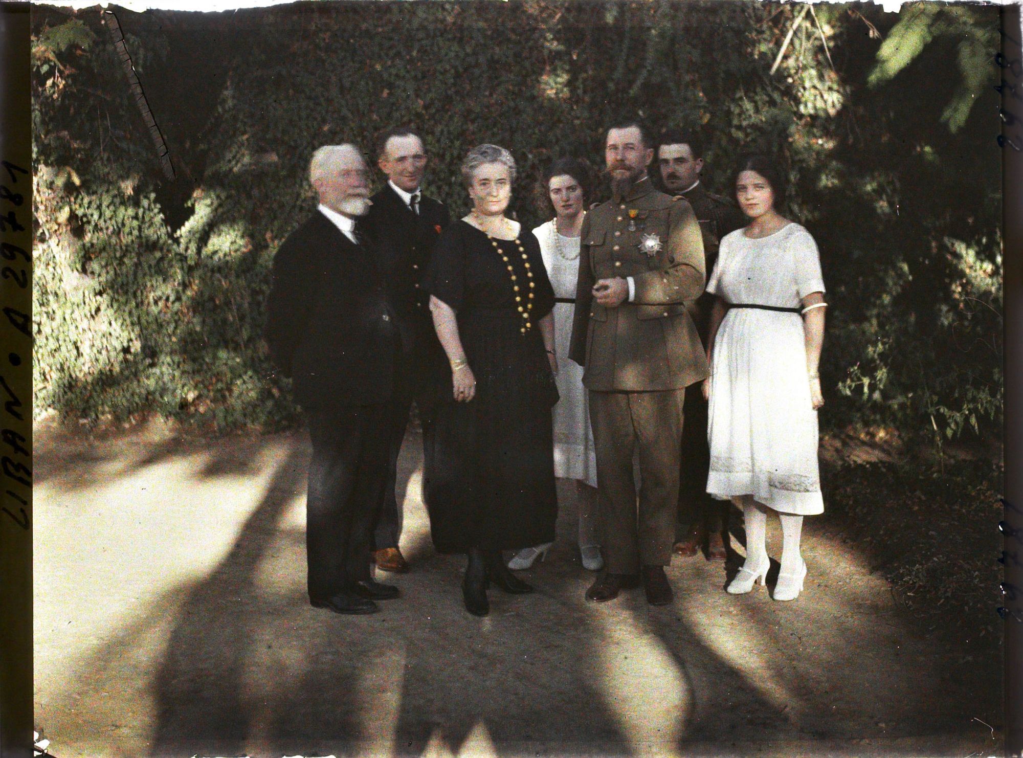 Image représentant Jean Brunhes, le général Gouraud, le gouverneur du Liban Georges Trabaud et sa famille et un militaire.
