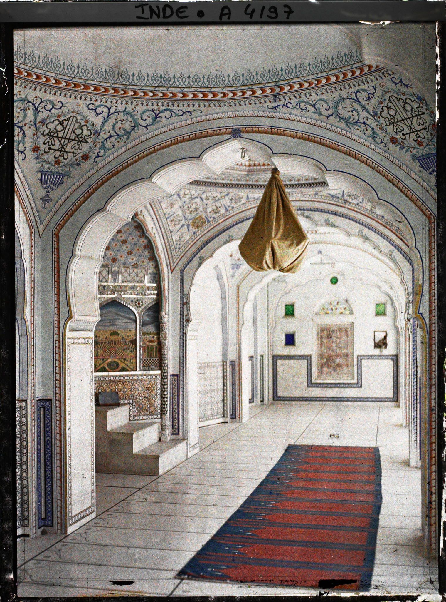 Image représentant Intérieur de mosquée ; à gauche, vue partielle du mihrab, niche symbolisant la présence du Prophète et indiquant la direction de la Mecque