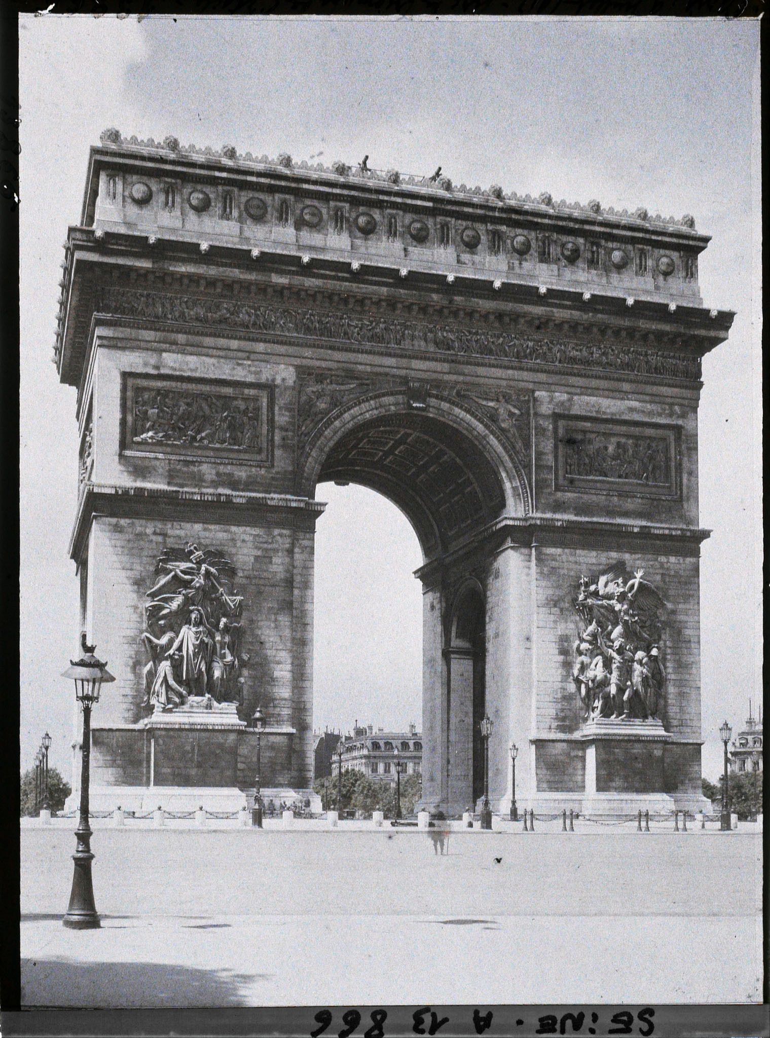 Image représentant L'arc de Triomphe place de l'Etoile, vu des Champs-Elysées