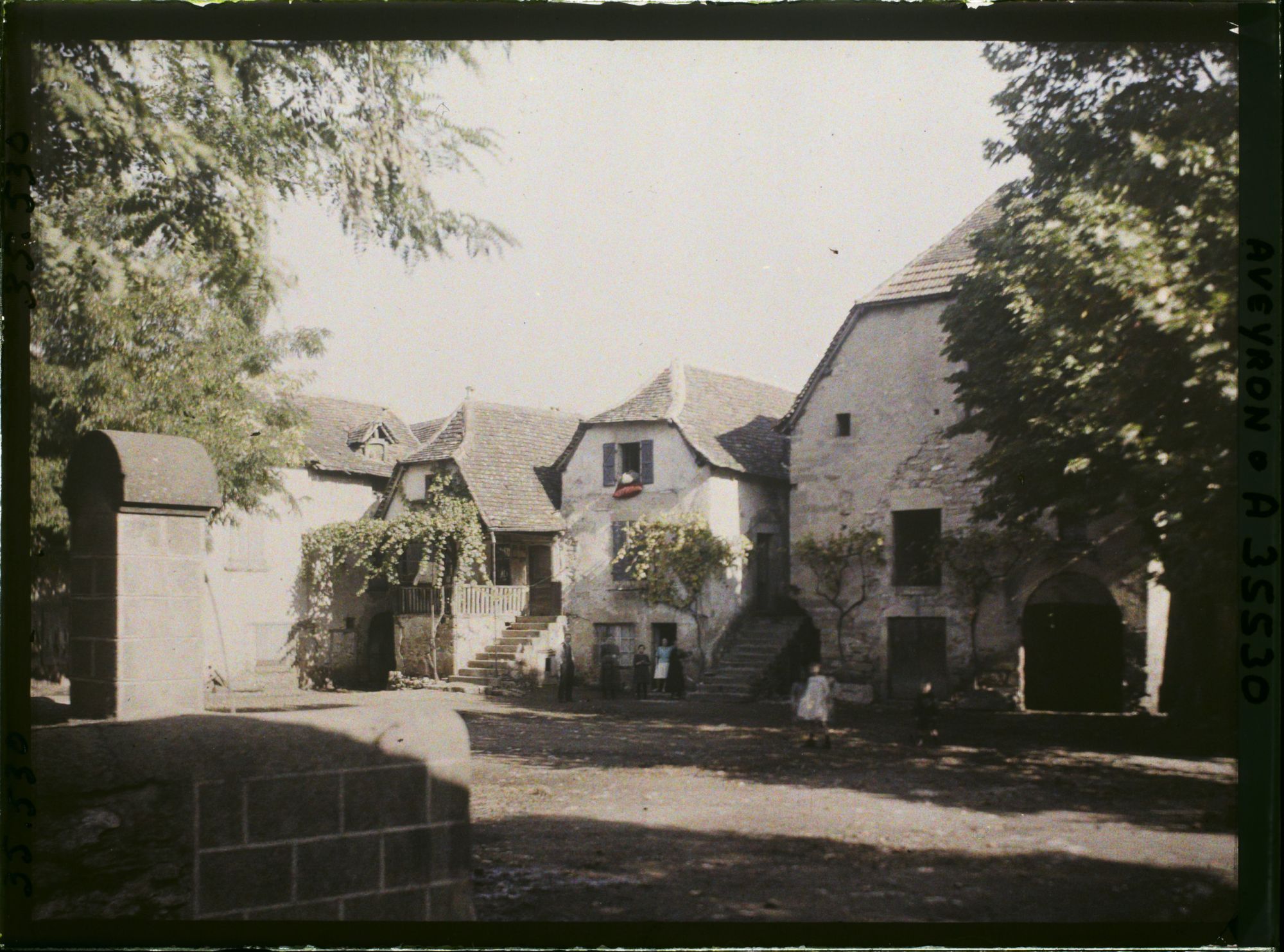 Image représentant La place du village avec la fontaine
