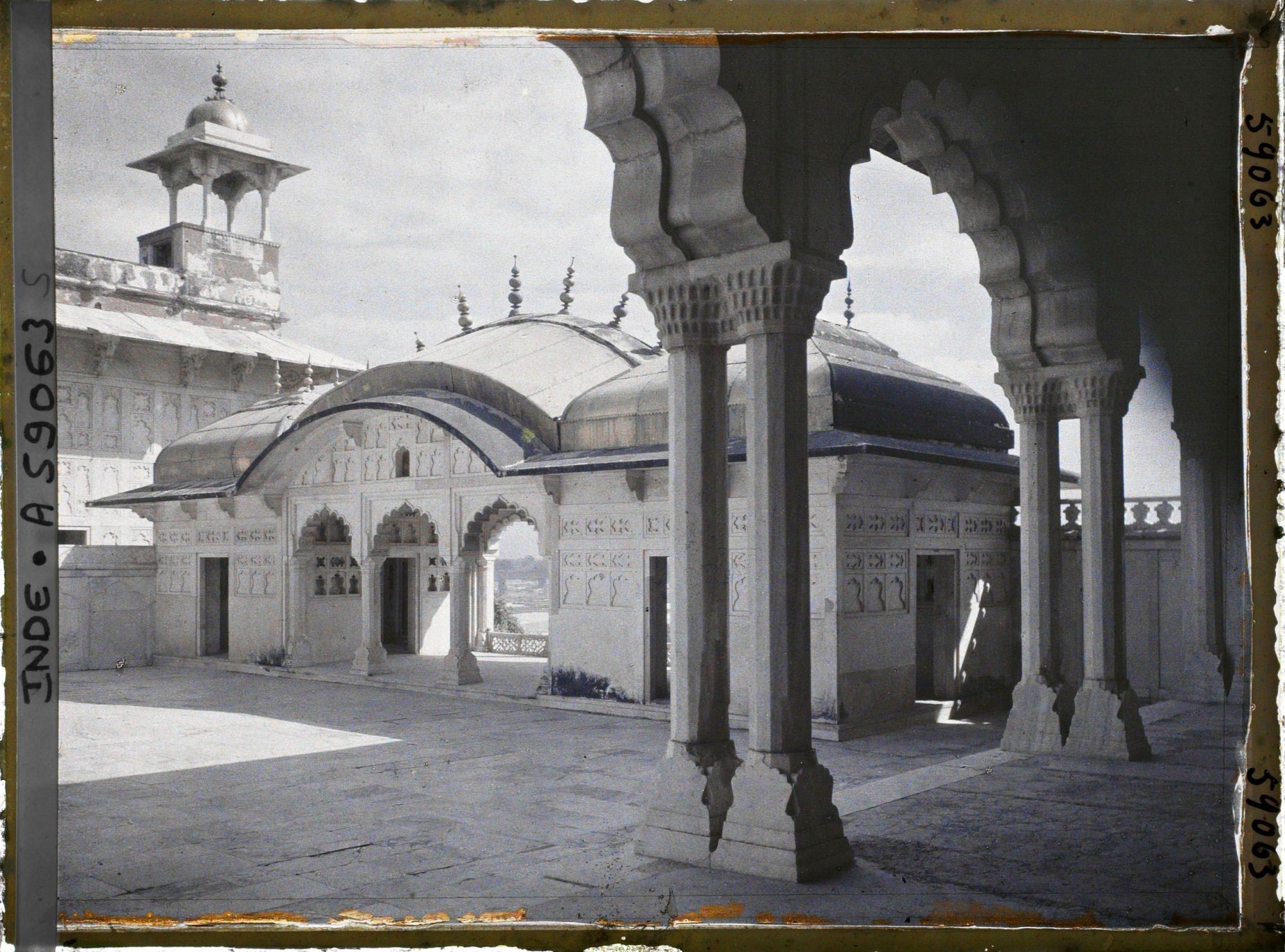 Image représentant Un pavillon en marbre du palais privé (Khas Mahal) de Shah Jahan dans le fort Rouge (Lal Qila)