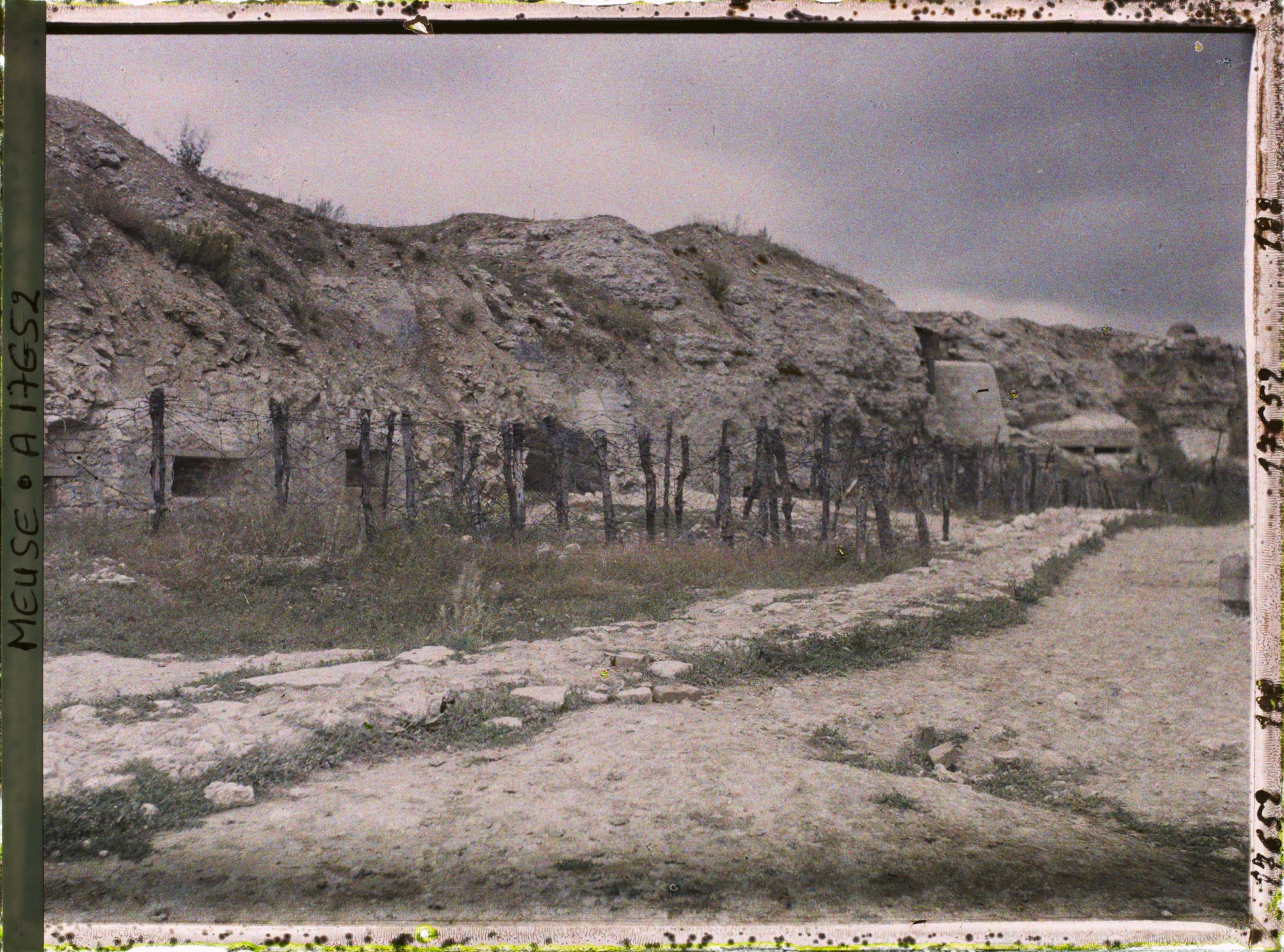 Image représentant France, Fort de Douaumont, Le mur du fort près de l'entrée