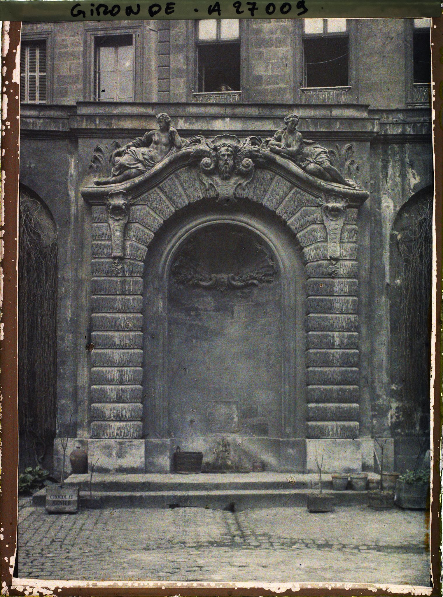 Image représentant Fontaine dite "à congélations", dans la cour intérieure de l'actuel musée des Douanes (Hôtel des fermes du Roi)