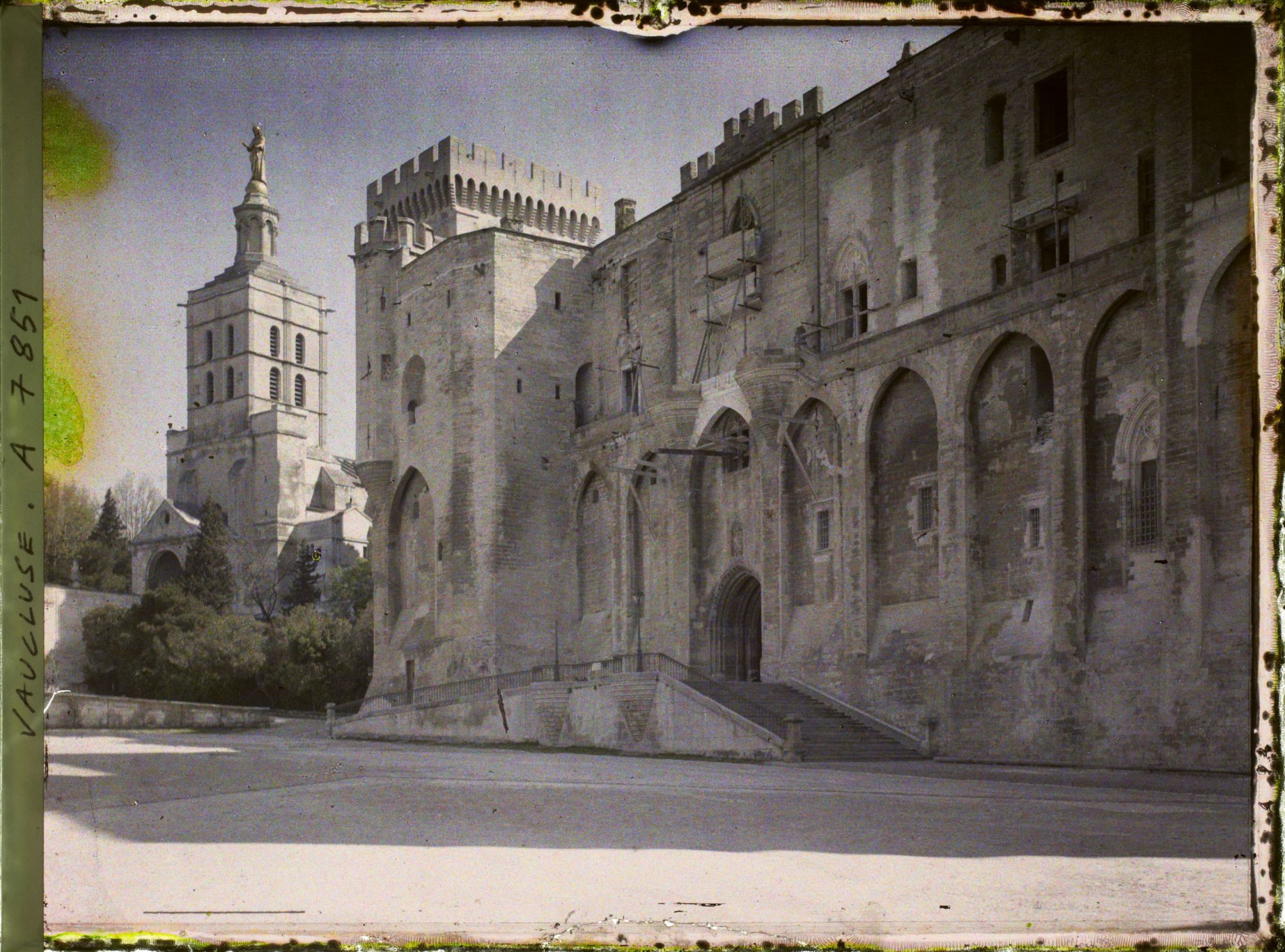 Image représentant La cathédrale Notre-Dame des Doms et le Palais des Papes