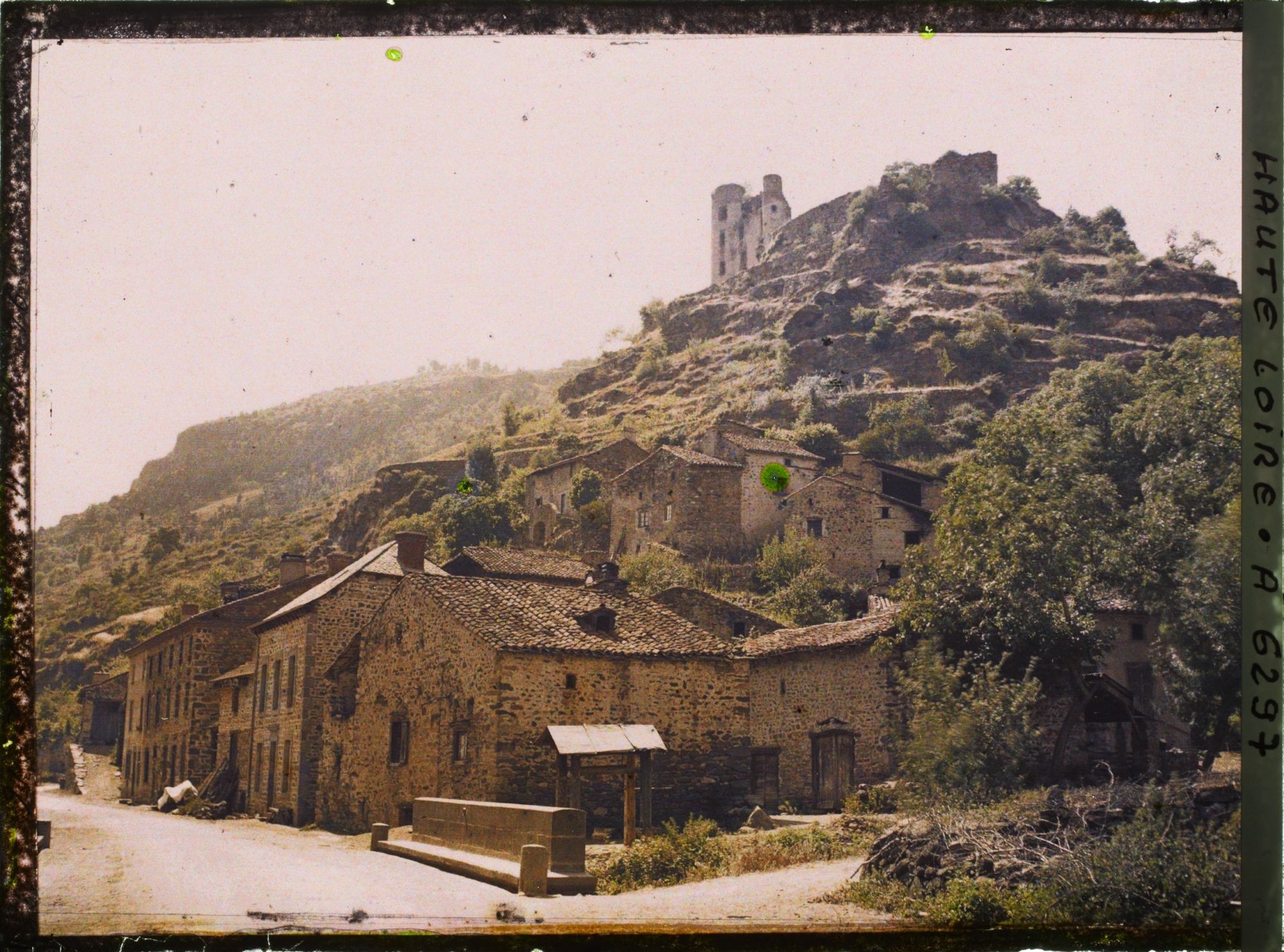 Image représentant Le village et les ruines du chateau