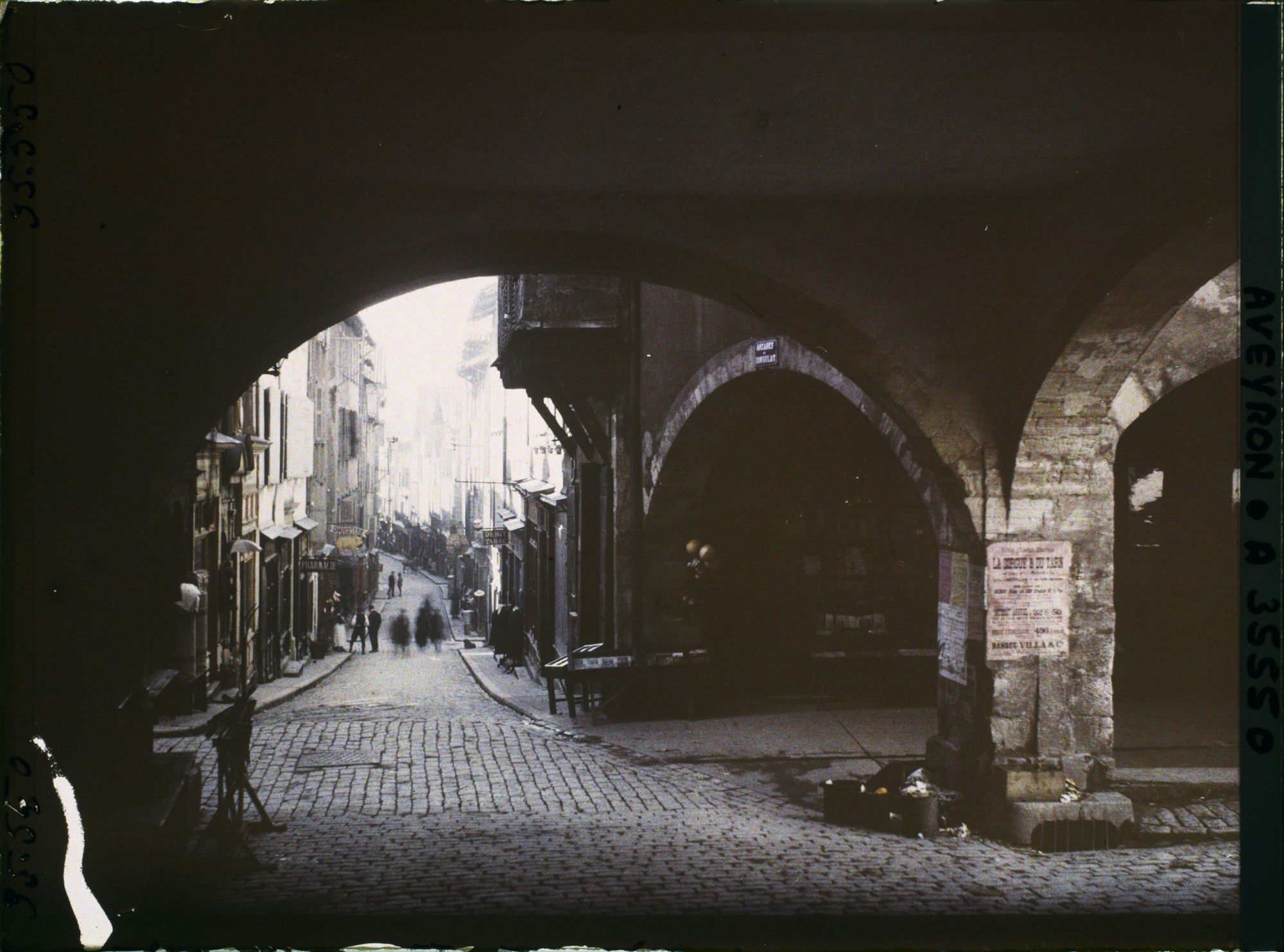 Image représentant La rue de la République, vue prise des Arcades du Consulat