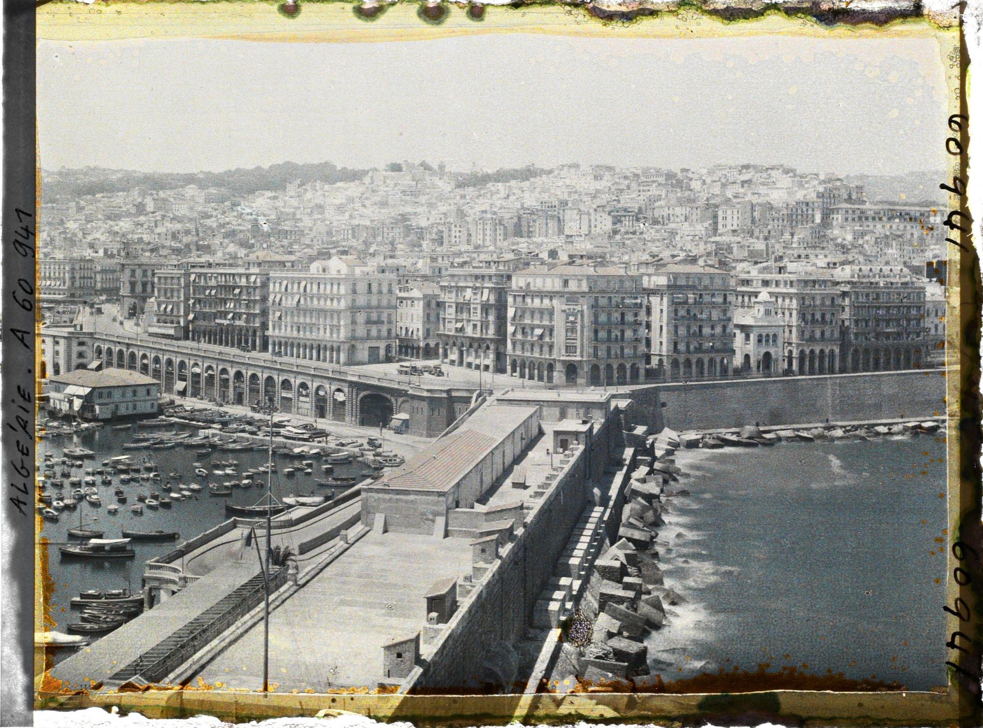Image représentant La jetée Kheïr Ed Dine, les quartiers européens et la ville haute