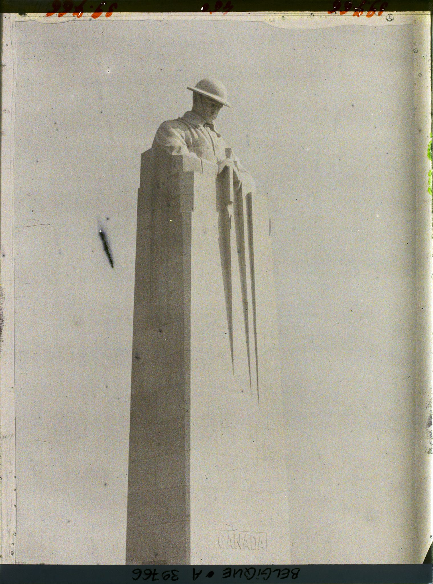 Image représentant Belgique, St Julien, Détail du monument; Sommet