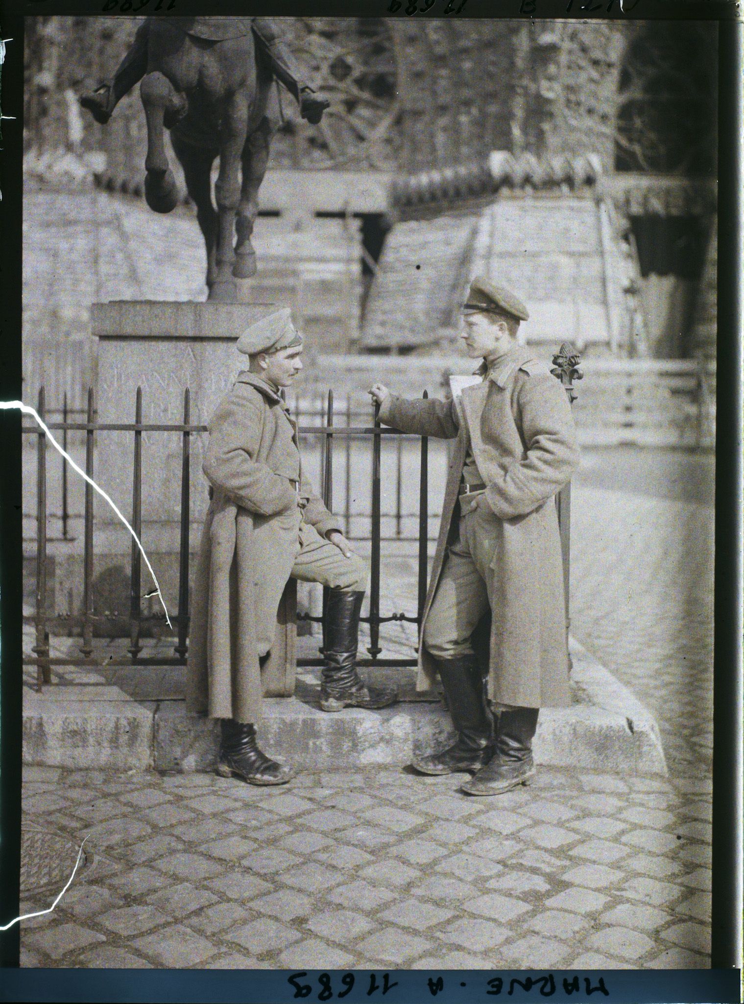 Image représentant France, Reims, Deux Russes devant la Cathédrale