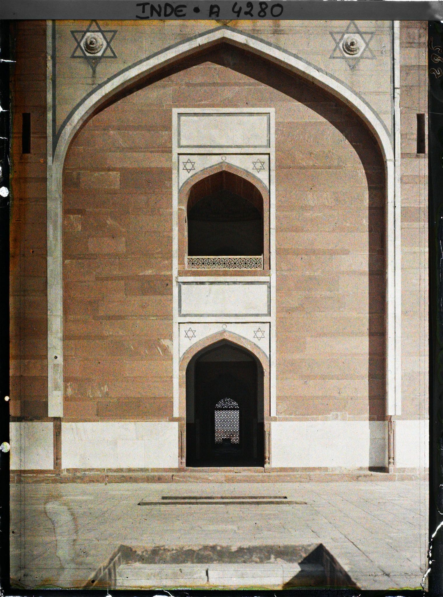 Image représentant L'entrée de la salle funéraire du mausolée de Humayun, encadrée par l'iwan central de la façade sud