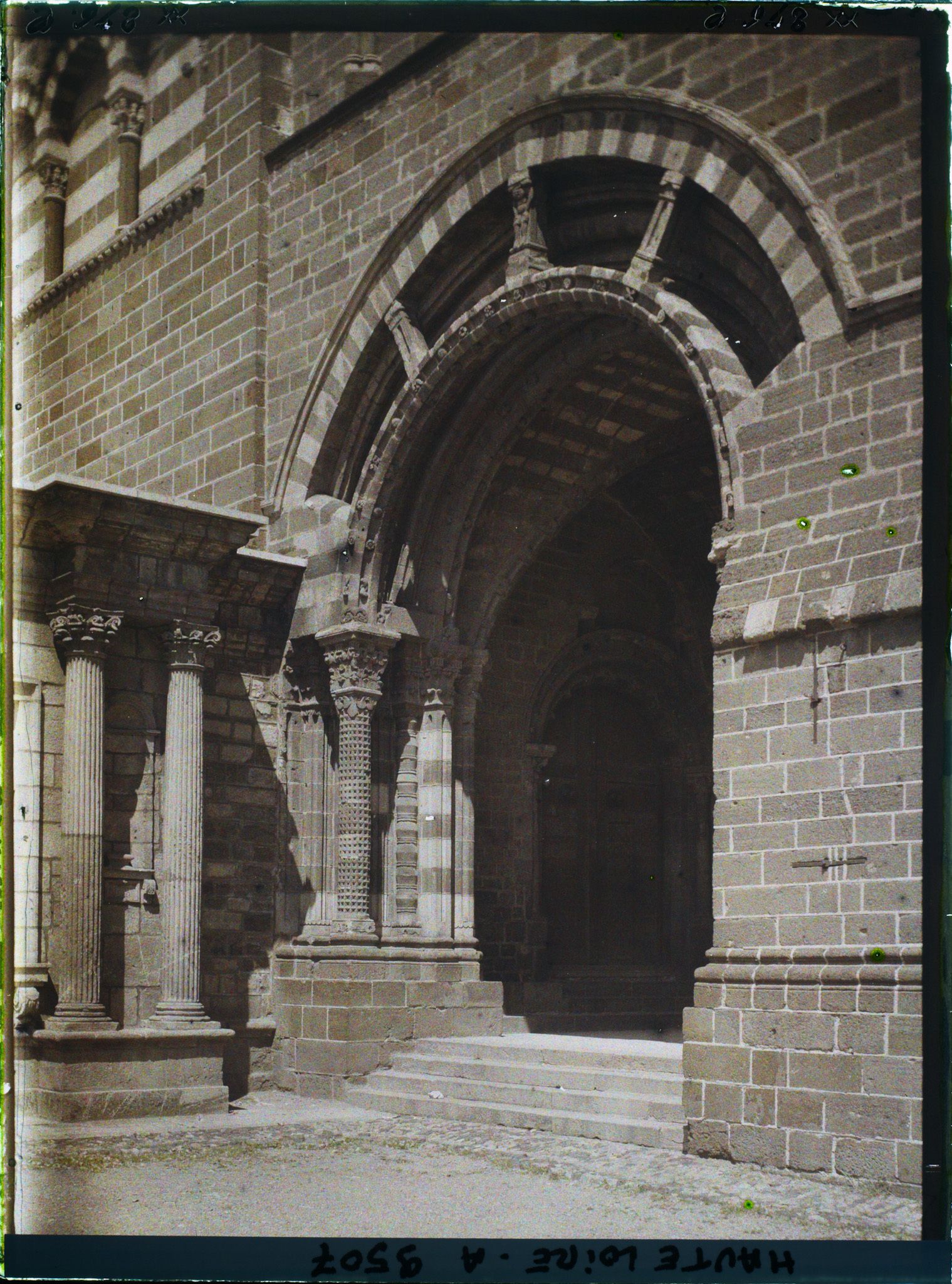 Image représentant Détail du porche du For de la cathédrale Notre-Dame-de-l'Annonciation