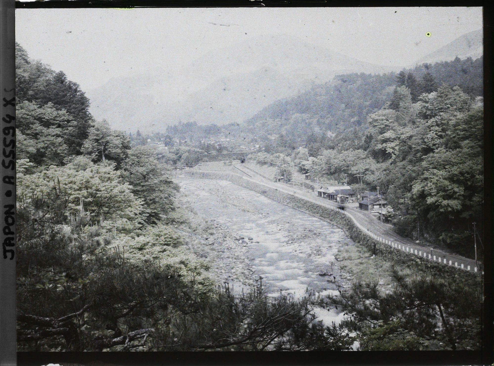 Image représentant La rivière Daiya-gawa et mont Nantai depuis le jardin de l'hôtel Kanaya