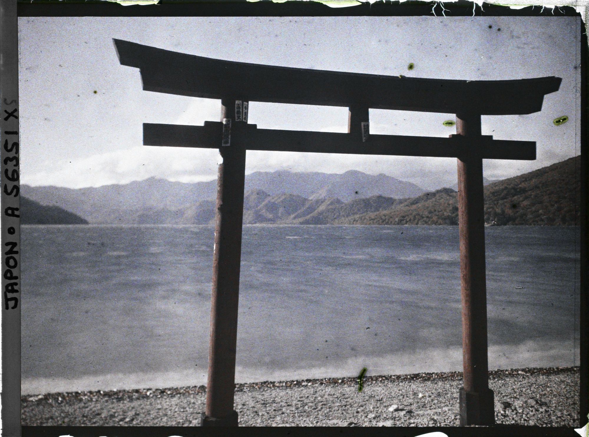 Image représentant Torii sur la plage Utaga (Utagahama), au bord du lac Chuzenji