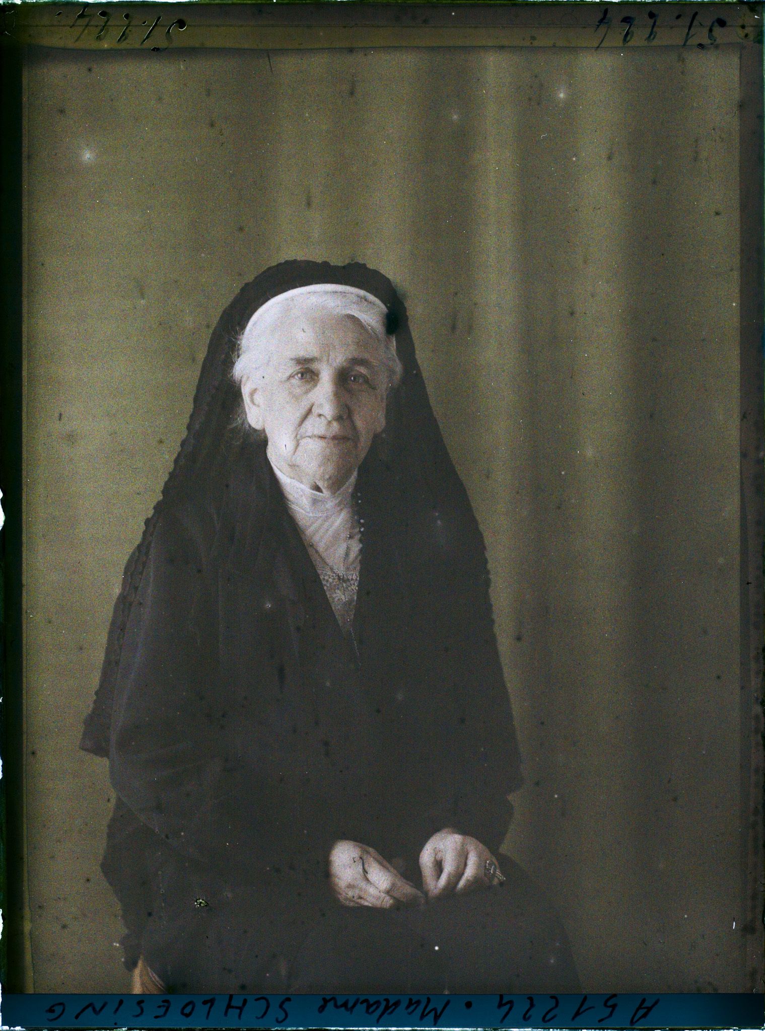 Image représentant https://musee-albert-kahn.s-museum.fr/home/NWQ2OTAwYzNmYjZlZTk1ZWQwODJmMjY4L2dlbmVyaWMtbm90aWNlLXRhYi9hdXRob3JpdHkvNjE3YTc5ZjVjZjhiODk2OGIzMzM3ZDIx/5d6900c3fb6ee95ed082f268/generic-notice-tab/authority/617a79ebcf8b8968b33377bb Madame Schloesing