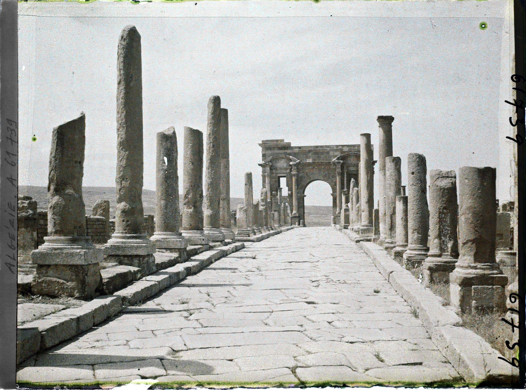 Image représentant Algérie, Timgad, Decumanus Maximus vers Arc de Trajan