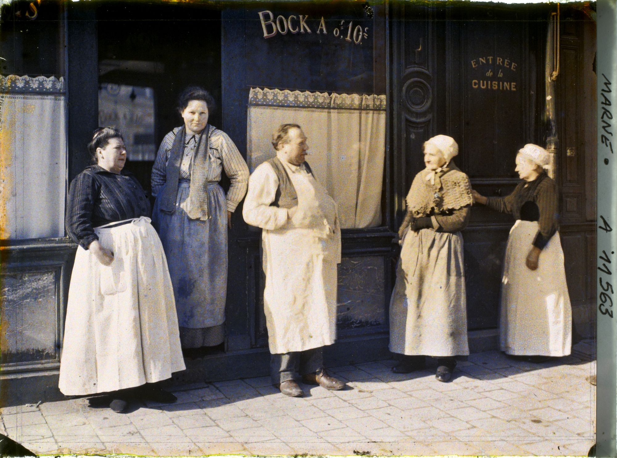 Image représentant Monsieur et madame Gauthier et leur personnel devant leur restaurant