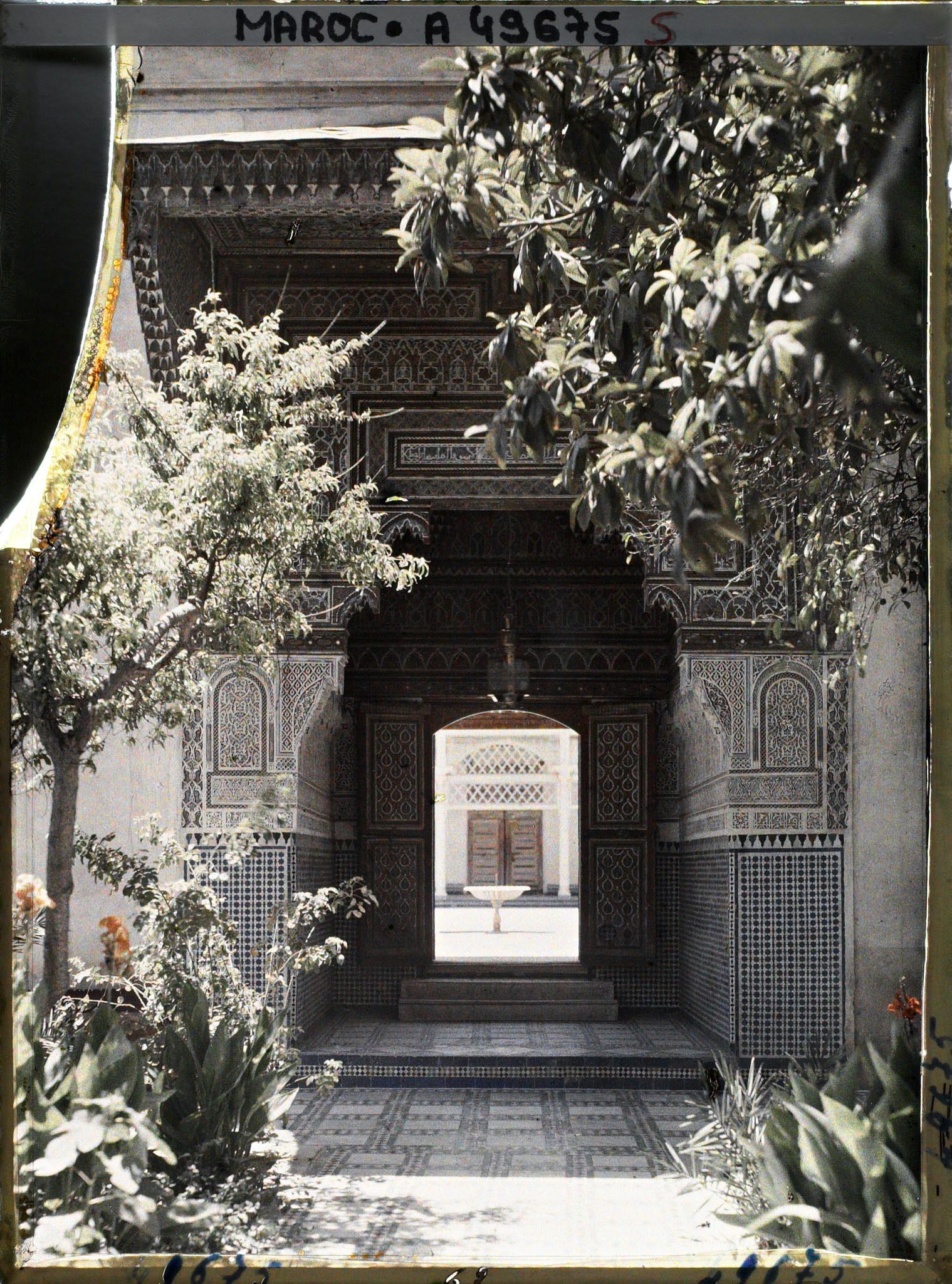 Image représentant Le jardin andalou et le passage donnant accès à la cour d'honneur du palais de la Bahia